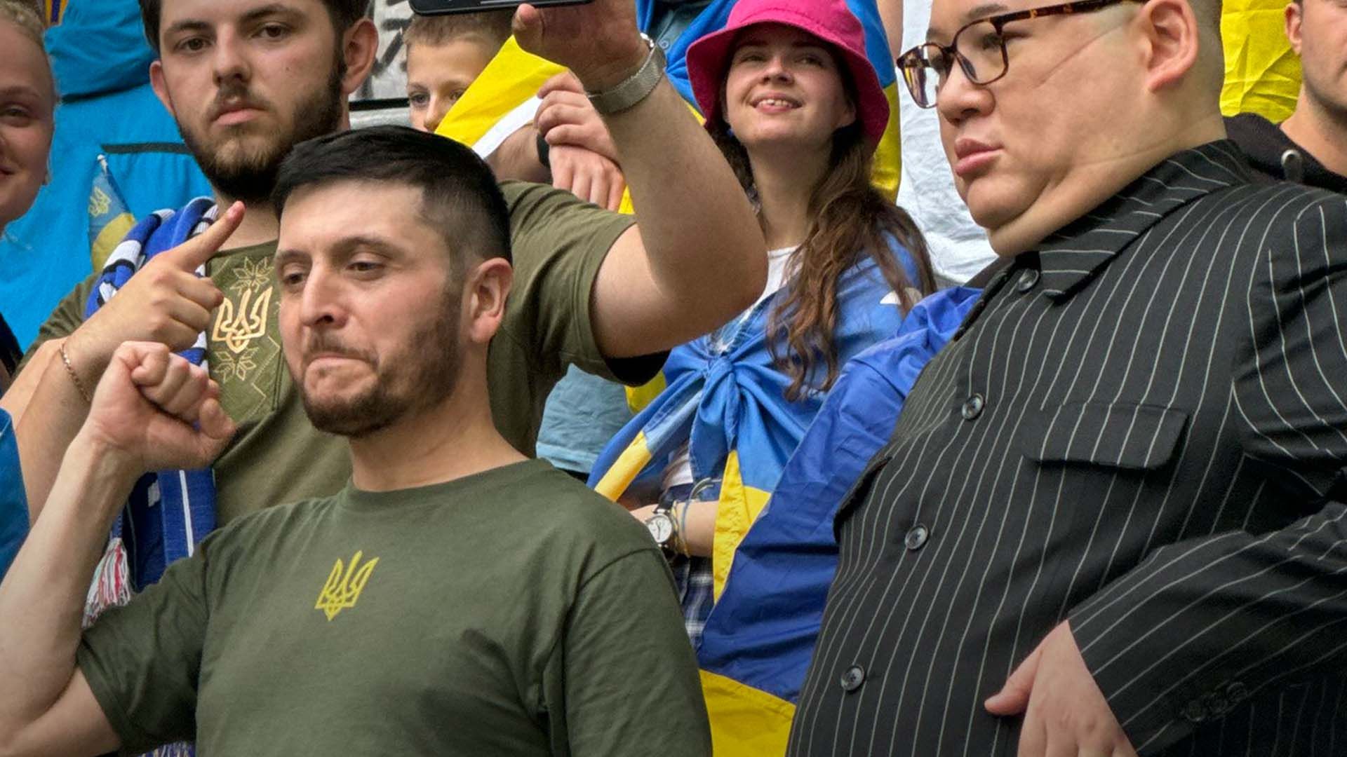 "Зеленский" и "Ким Чин Ын" поддерживали украинскую сборную на матче Украина – Словакия "Зеленский" и "Ким Чин Ын" поддерживали украинскую сборную на матче Украина – Словакия