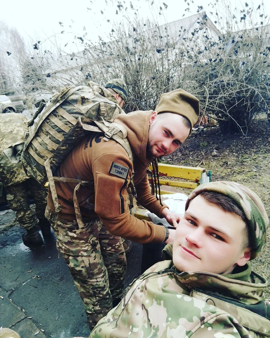 Виталий с погибшим побратимом с позывным Маджа Виталий с погибшим побратимом с позывным Маджа