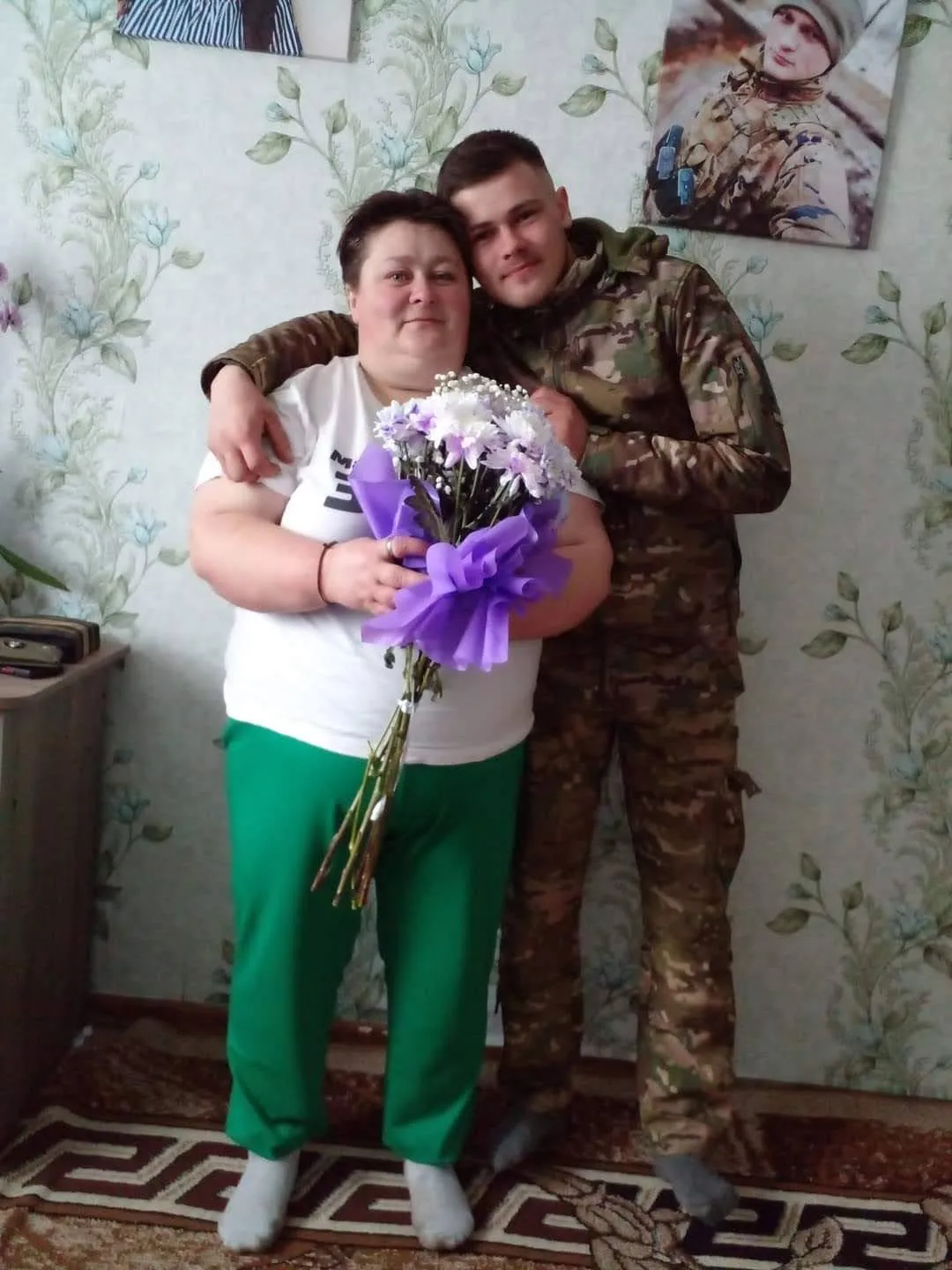 Воин приехал навестить мать Воин приехал навестить мать