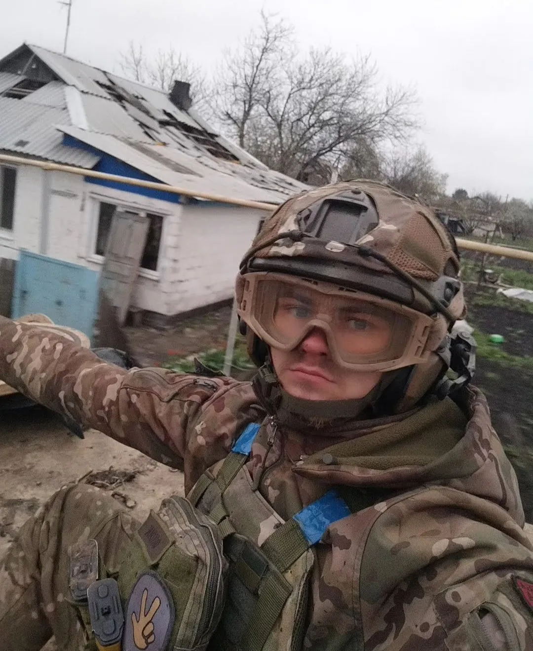 Воин ВСУ во время выполнения боевого задания Воин ВСУ во время выполнения боевого задания