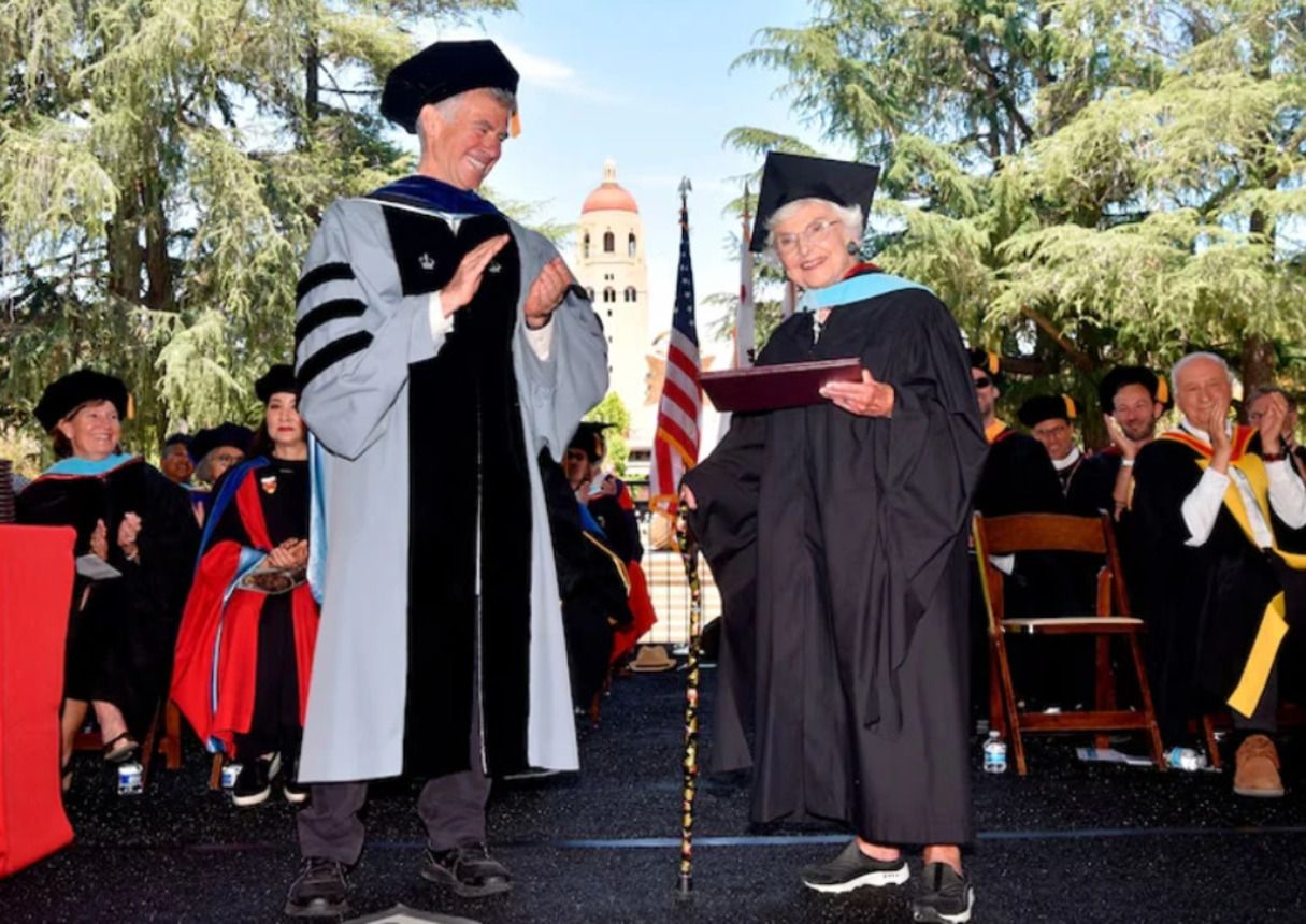 Образование за рубежом - в США женщина в возрасте 105 лет стала магистром в США в возрасте 105 лет Образование за рубежом - в США женщина в возрасте 105 лет стала магистром в США в возрасте 105 лет