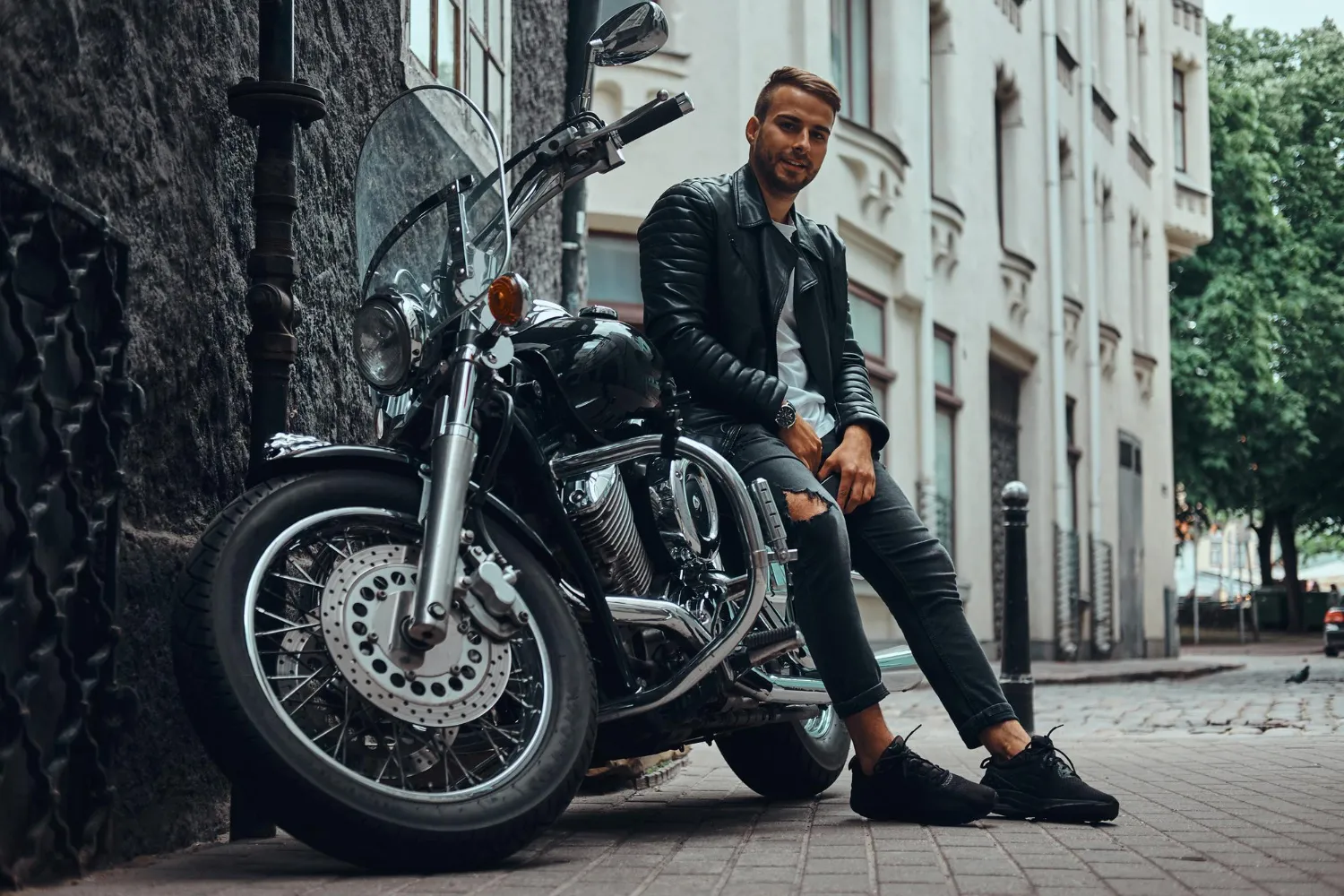 Чоловік і мотоцикл