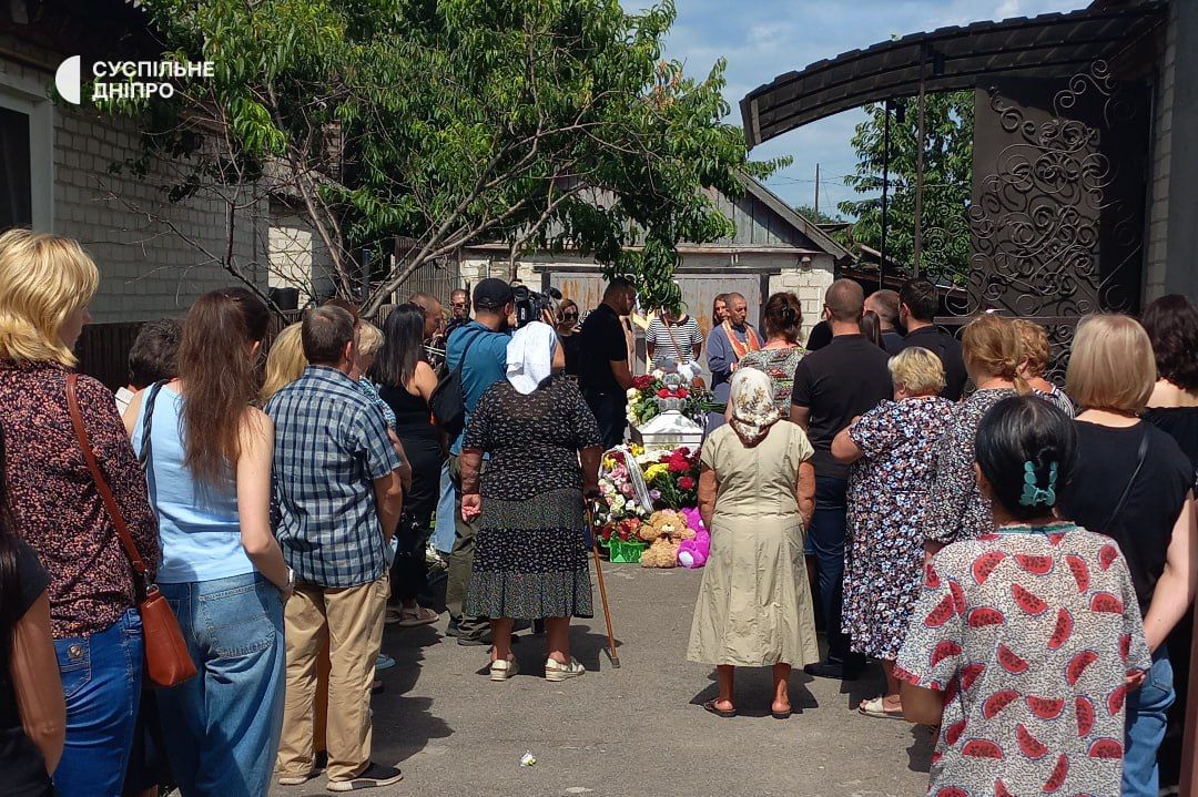 У Павлограді прощаються із вбитою у Німеччині дівчинкою