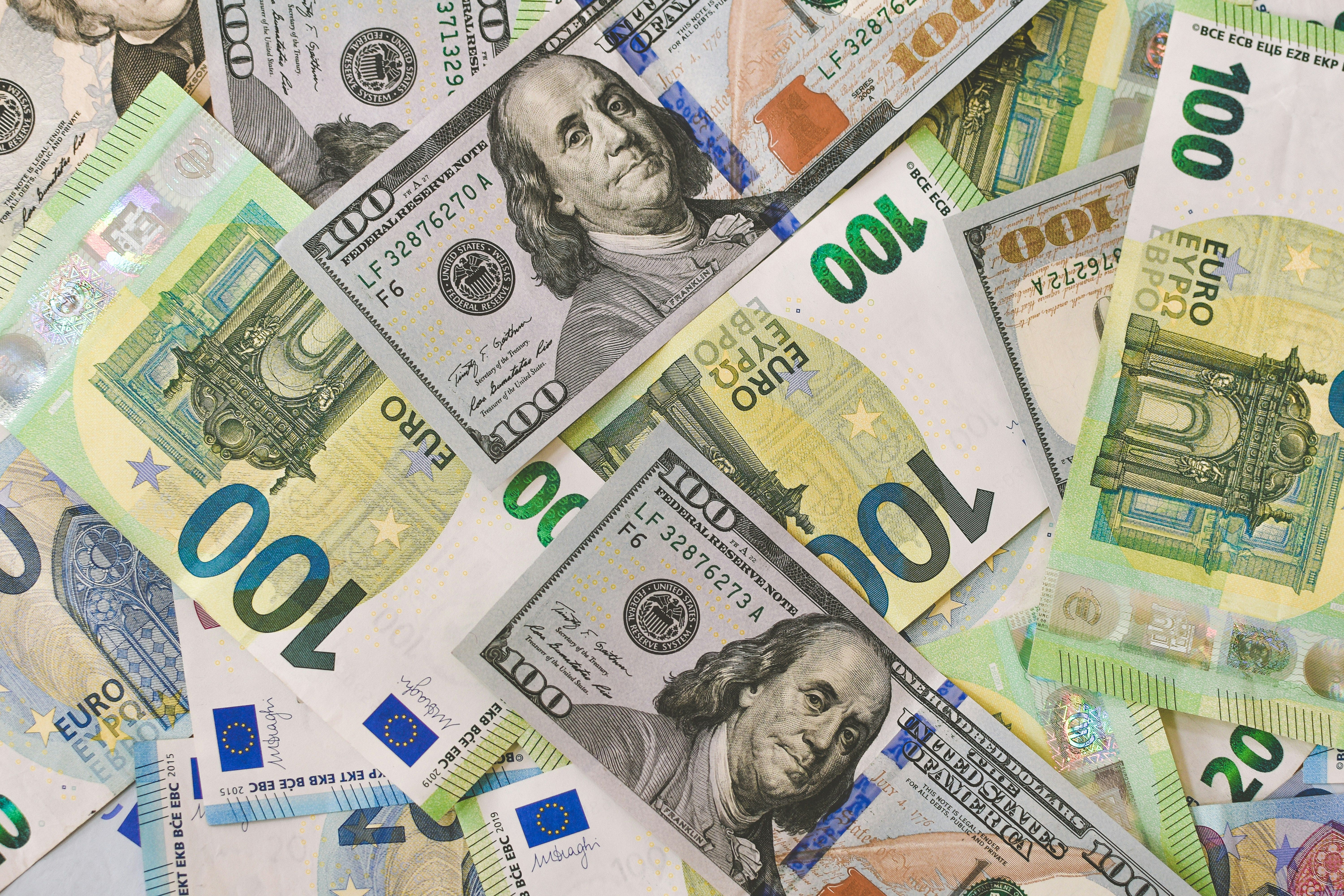 Выгодно ли покупать доллар - какая валюта лучше, доллар или евро