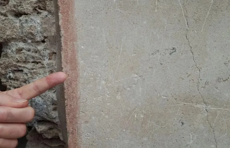 Турист розписався на стінах древньої вілли Турист розписався на стінах древньої вілли