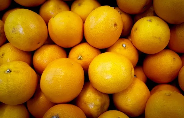 Апельсини лежать