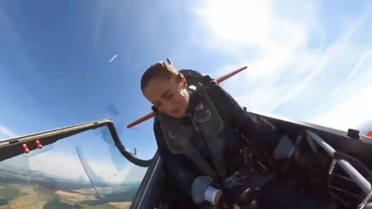 Купол літака відірвався прямо в польоті, але льотчиця лишилася спокійною Купол літака відірвався прямо в польоті, але льотчиця лишилася спокійною