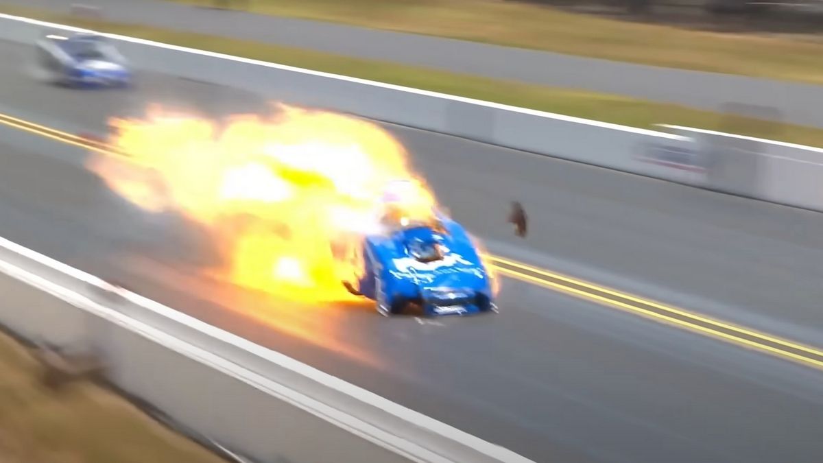 Посмотрите, как гоночный автомобиль 75-летнего гонщика взрывается прямо во время соревнований