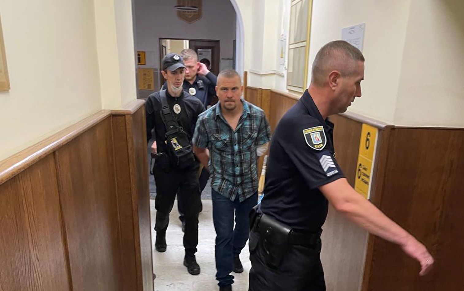 Охоронець Тищенка перед судом погрожував порізати собі вени