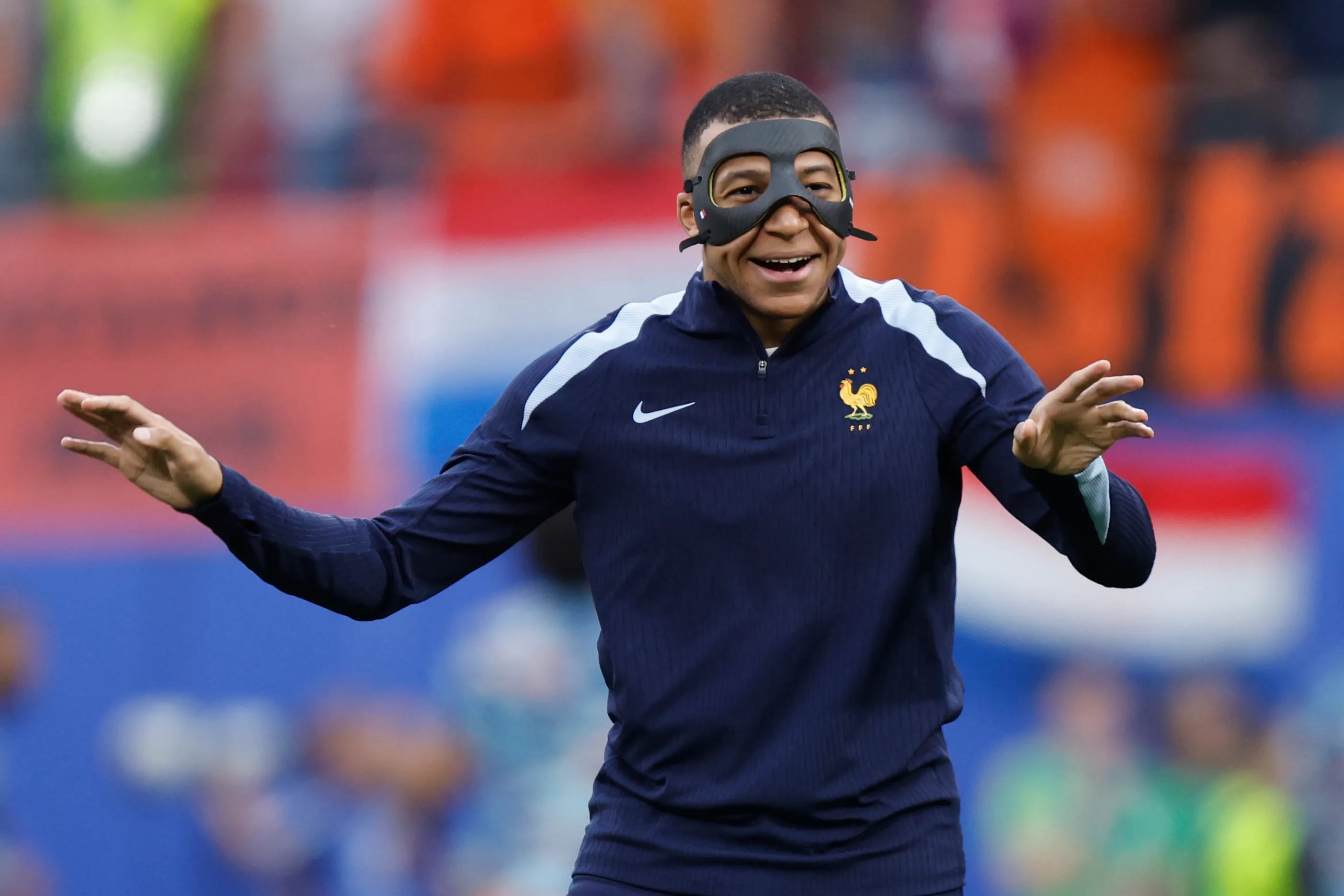 Килиан Мбаппе в защитной маске Килиан Мбаппе в защитной маске