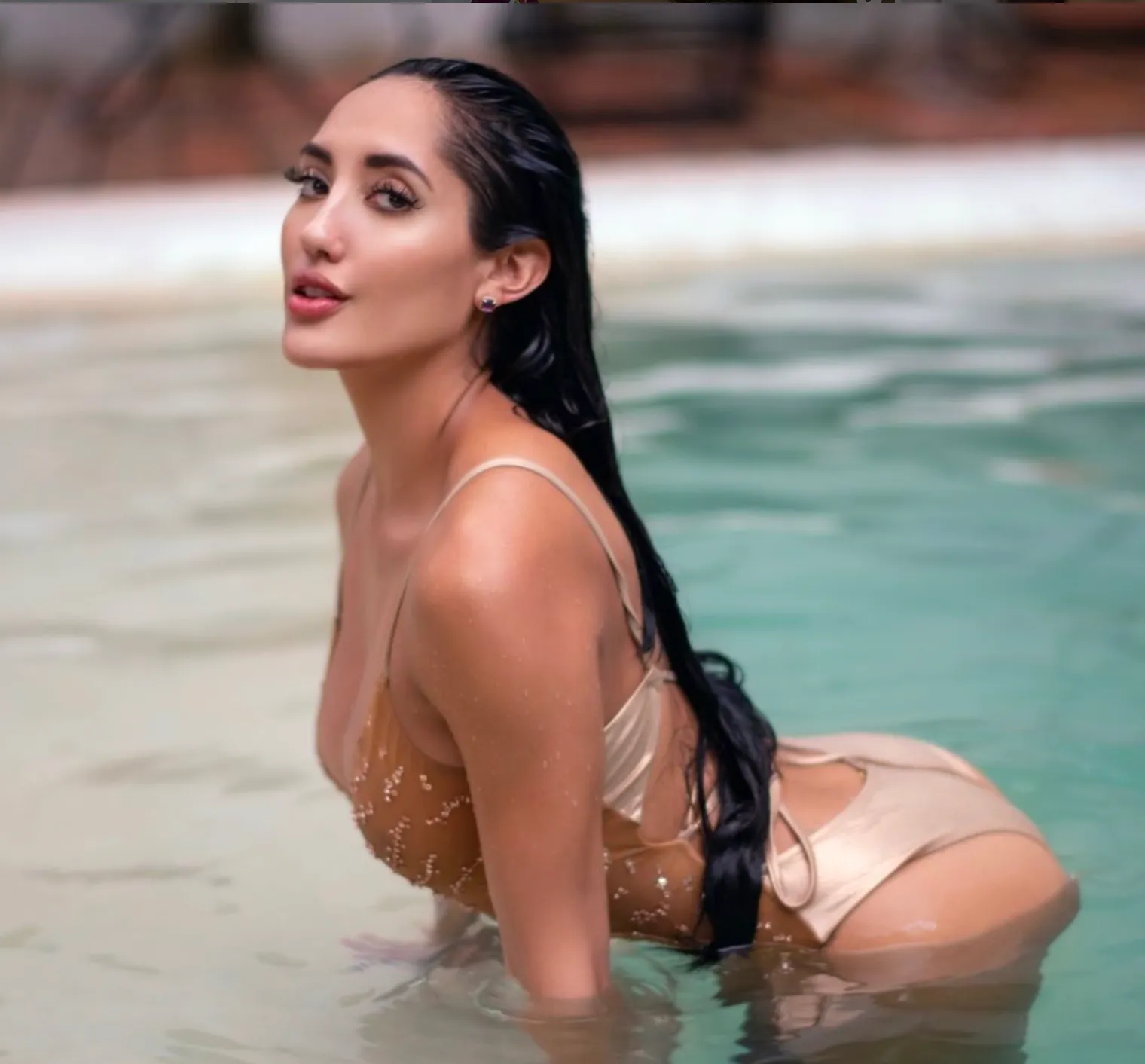 модель в купальнике модель в купальнике