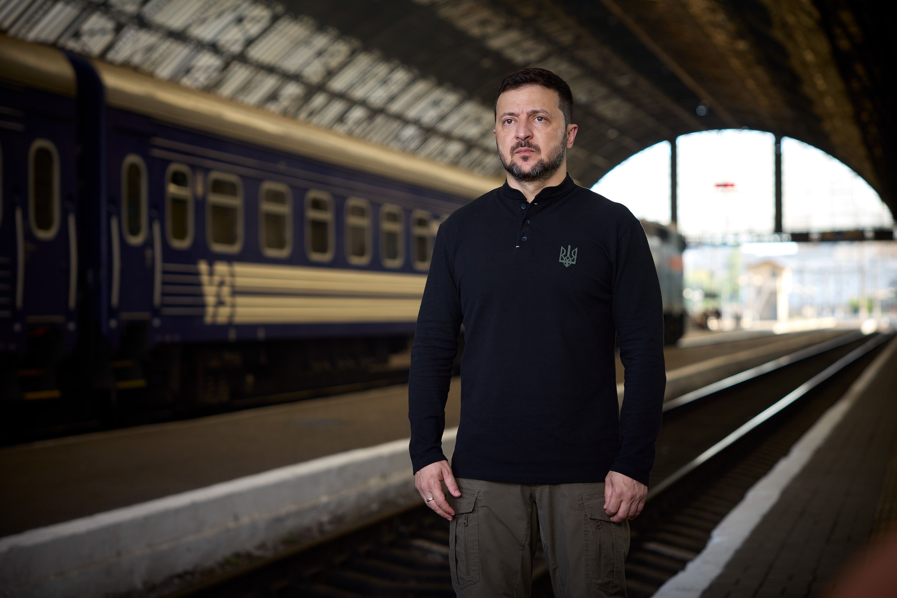 Володимир Зеленський звернувся до українців з нагоди Дня Конституції Володимир Зеленський звернувся до українців з нагоди Дня Конституції