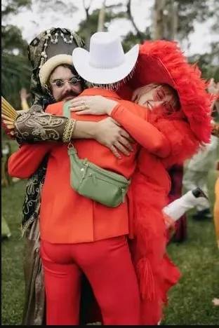 Красочный дрескод стал изюминкой свадьбы Красочный дрескод стал изюминкой свадьбы