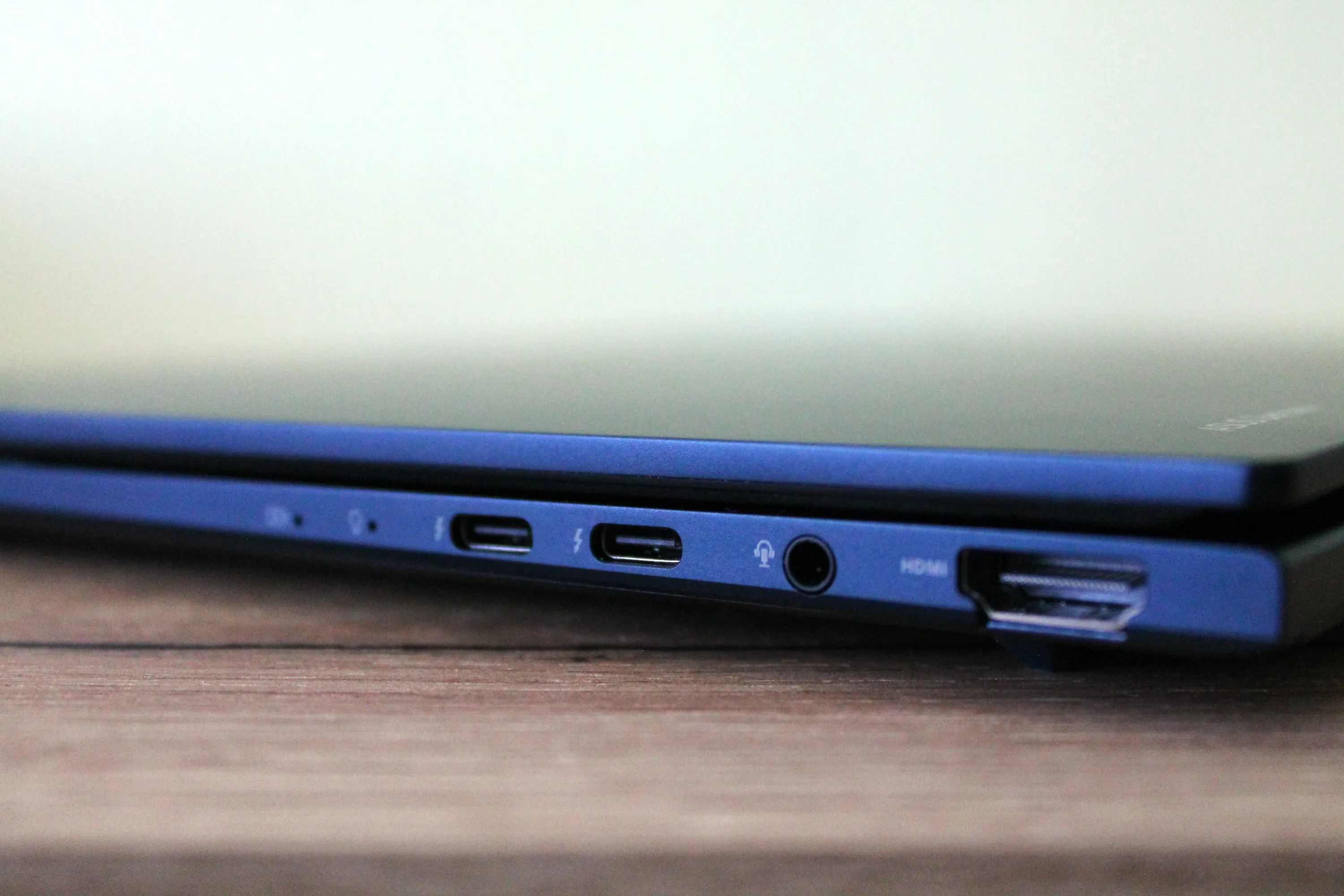 Порти ноутбука зправа