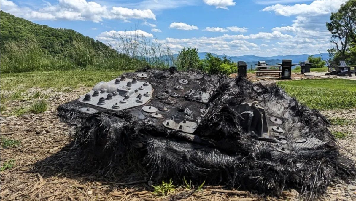 Обвуглена плита уламків капсули SpaceX Обвуглена плита уламків капсули SpaceX