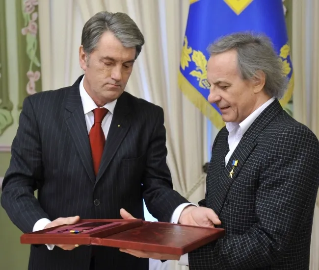 Виктор Ющенко вручает Василию Зинкевичу Государственную награду 