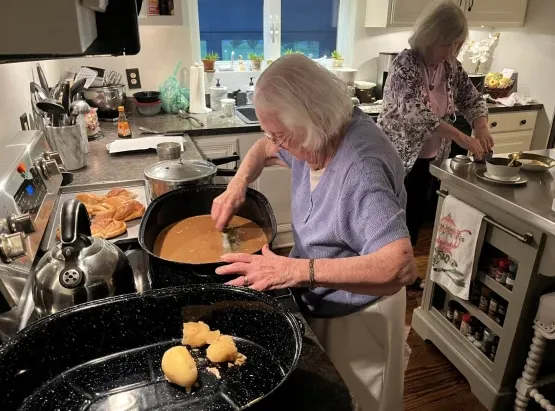 100-річна пенсіонерка готує їжу для себе та сина