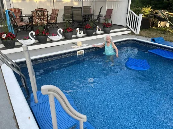 пенсіонерка у басейні