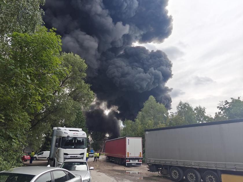 Вблизи Лодзи горит мусороперерабатывающий завод