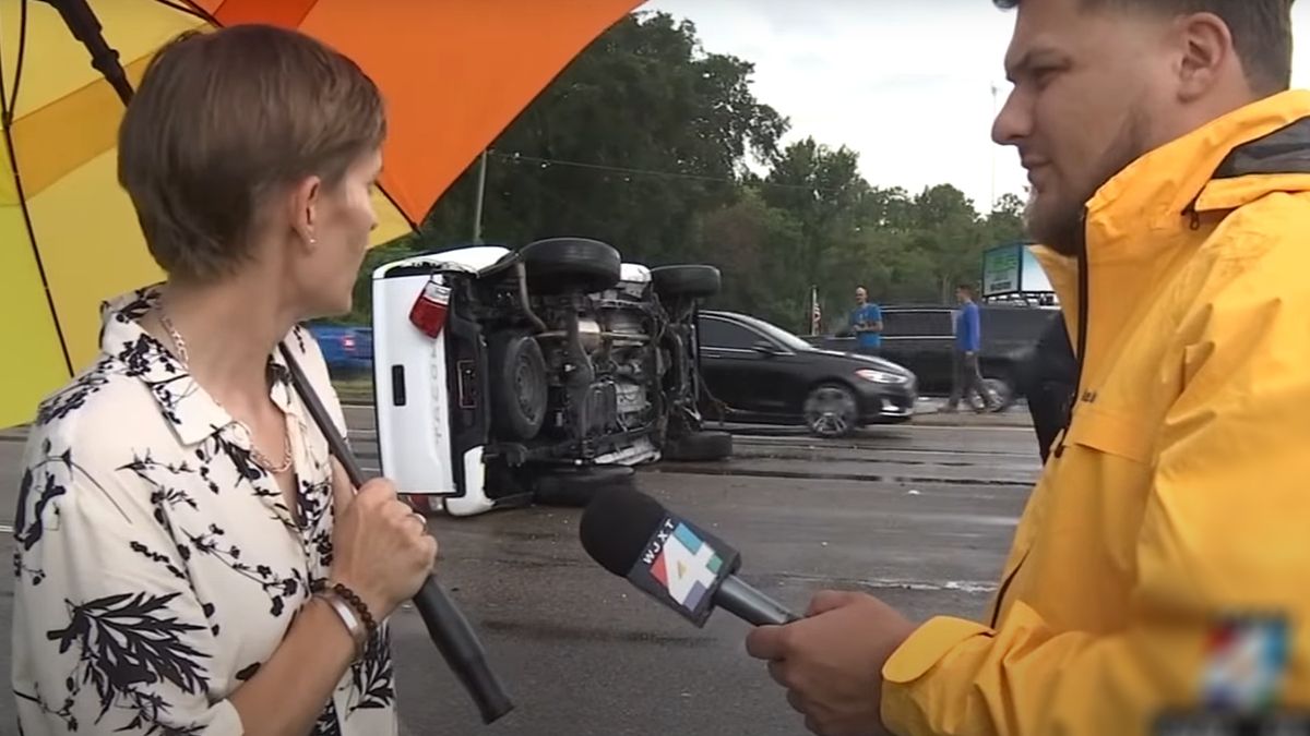 Торнадо во Флориде перевернул автомобиль и выбросил его на дорогу Торнадо во Флориде перевернул автомобиль и выбросил его на дорогу