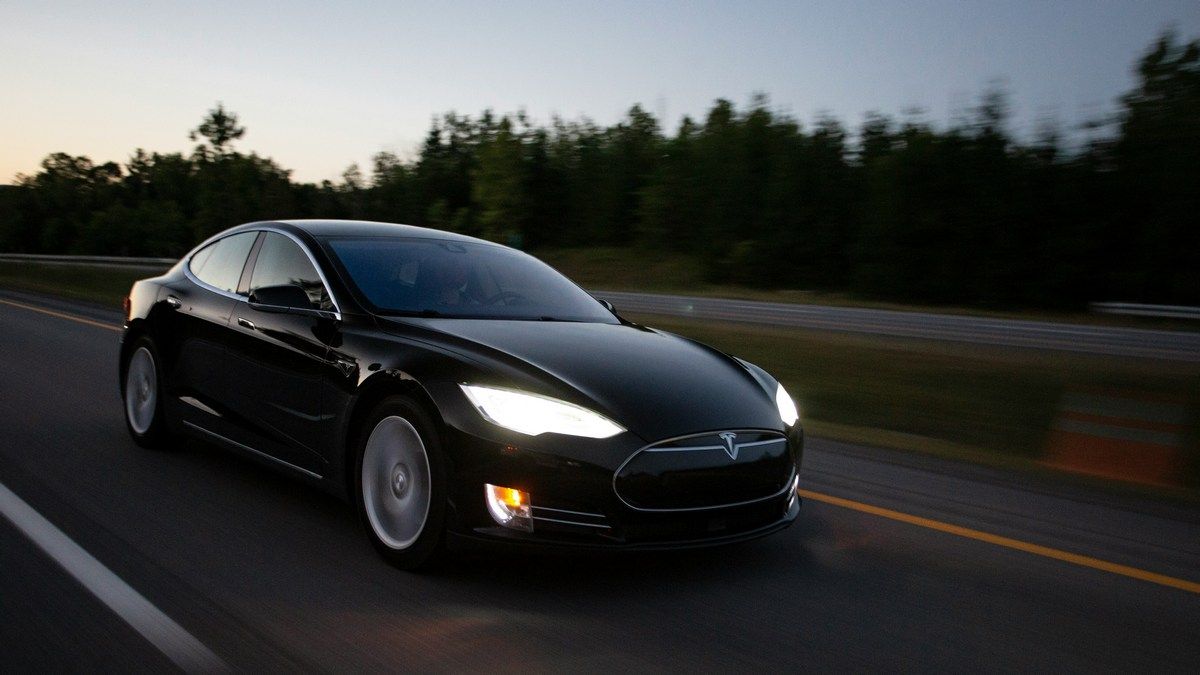 Автопилот Tesla выехал на железнодорожные пути, подумав, что это дорога Автопилот Tesla выехал на железнодорожные пути, подумав, что это дорога