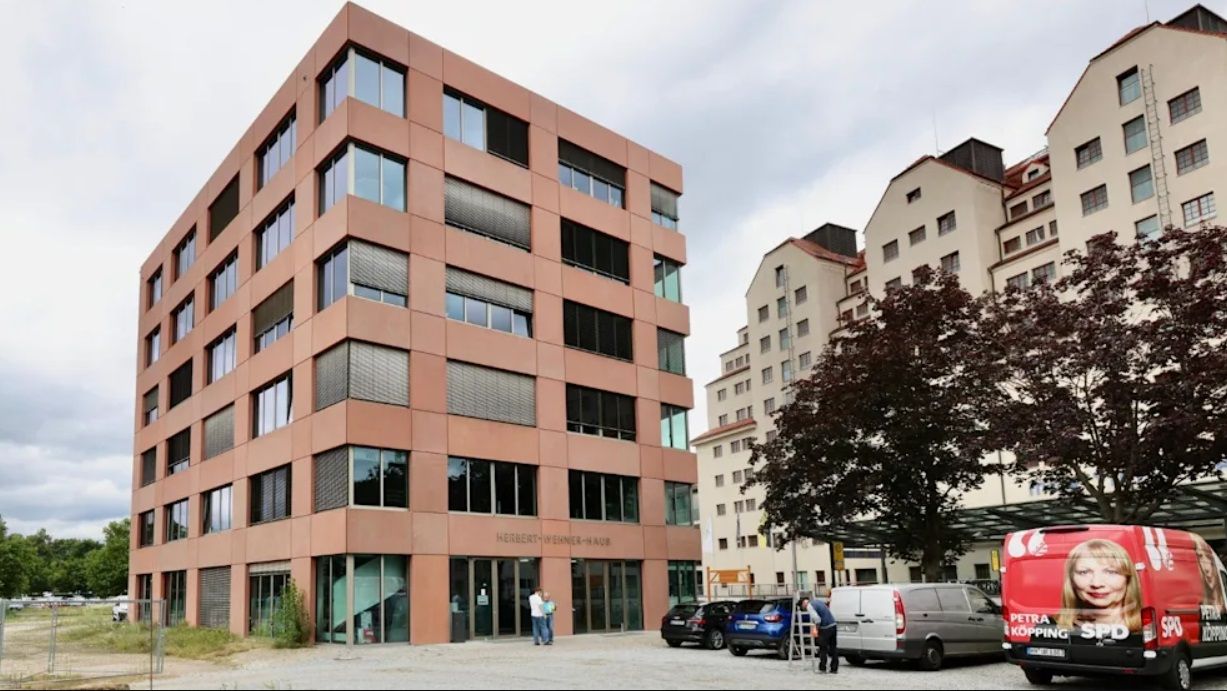 У Саксонії обстріляли штаб-квартиру партії Олафа Шольца У Саксонії обстріляли штаб-квартиру партії Олафа Шольца