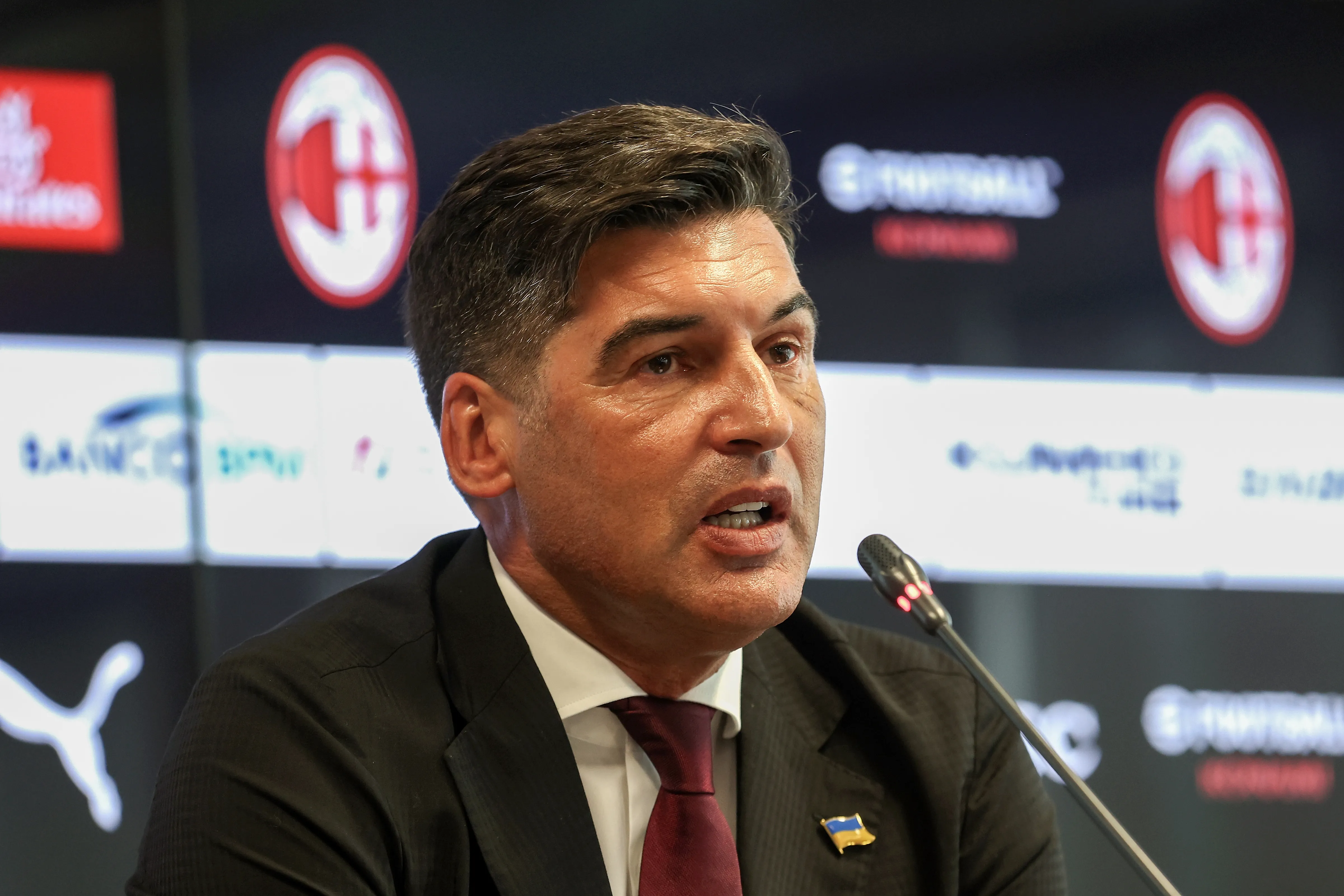 Фонсека пришел на презентацию с флагом Украины Фонсека пришел на презентацию с флагом Украины