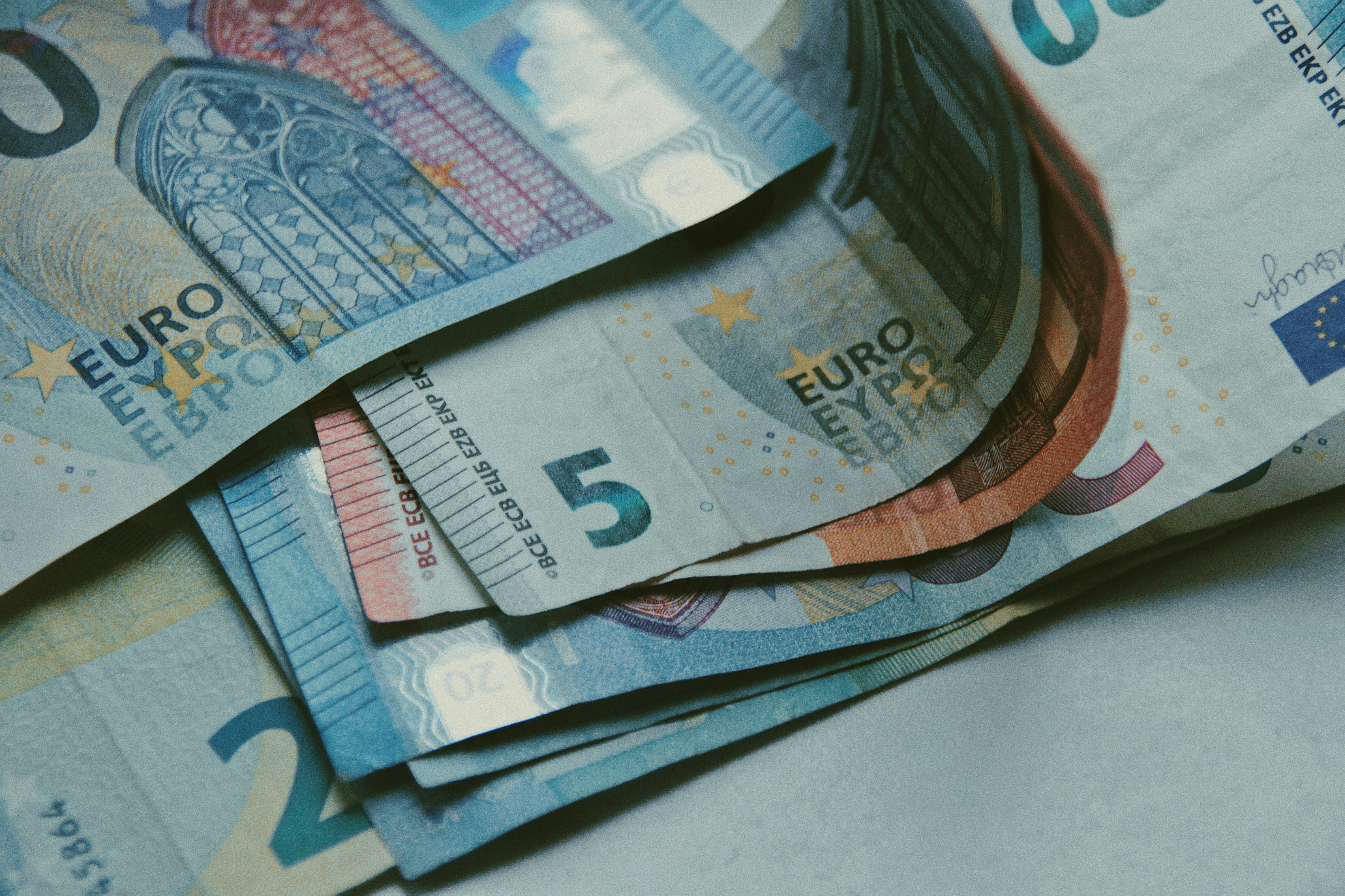 Євро по 44 гривні - на скільки НБУ підняв курси валют 9 липня 