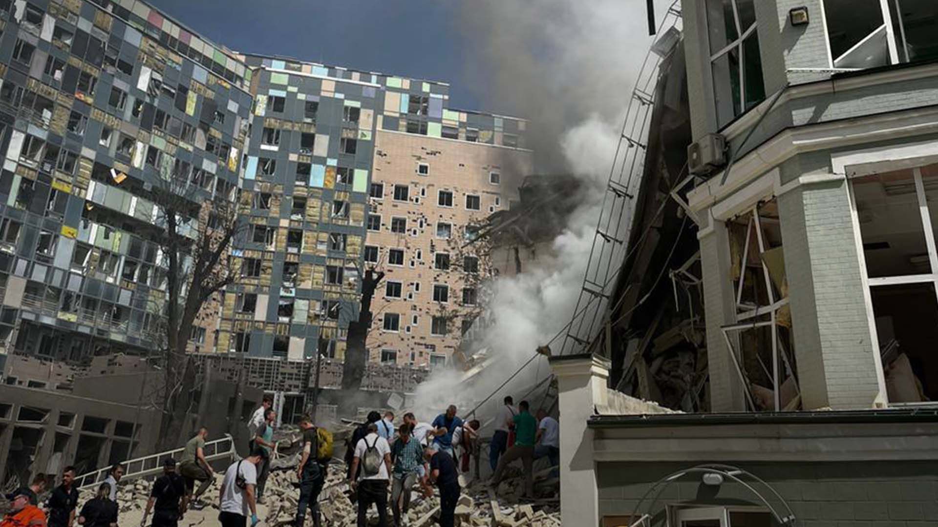 Спасатели опровергли информацию, что из-под завалов в "Охматдете" достали ребенка Спасатели опровергли информацию, что из-под завалов в "Охматдете" достали ребенка