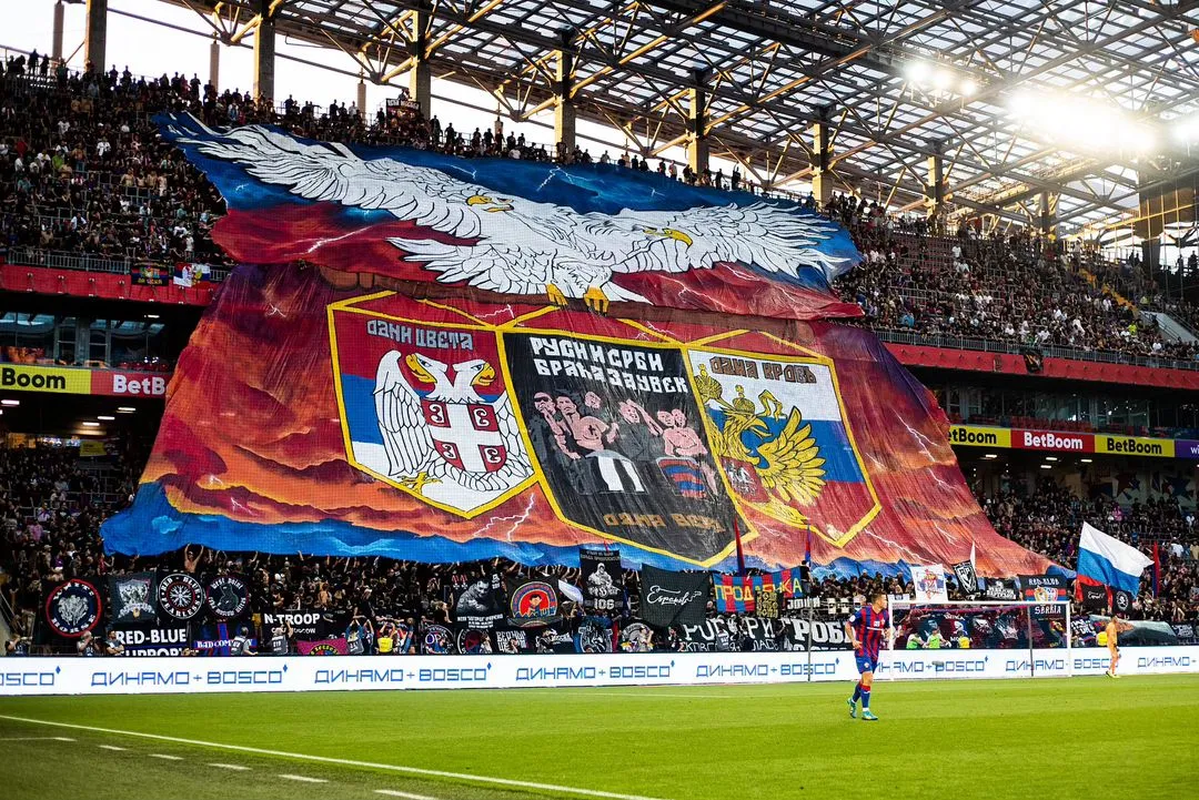 Баннер о дружбе русских и сербов на матче Партизана Баннер о дружбе русских и сербов на матче Партизана