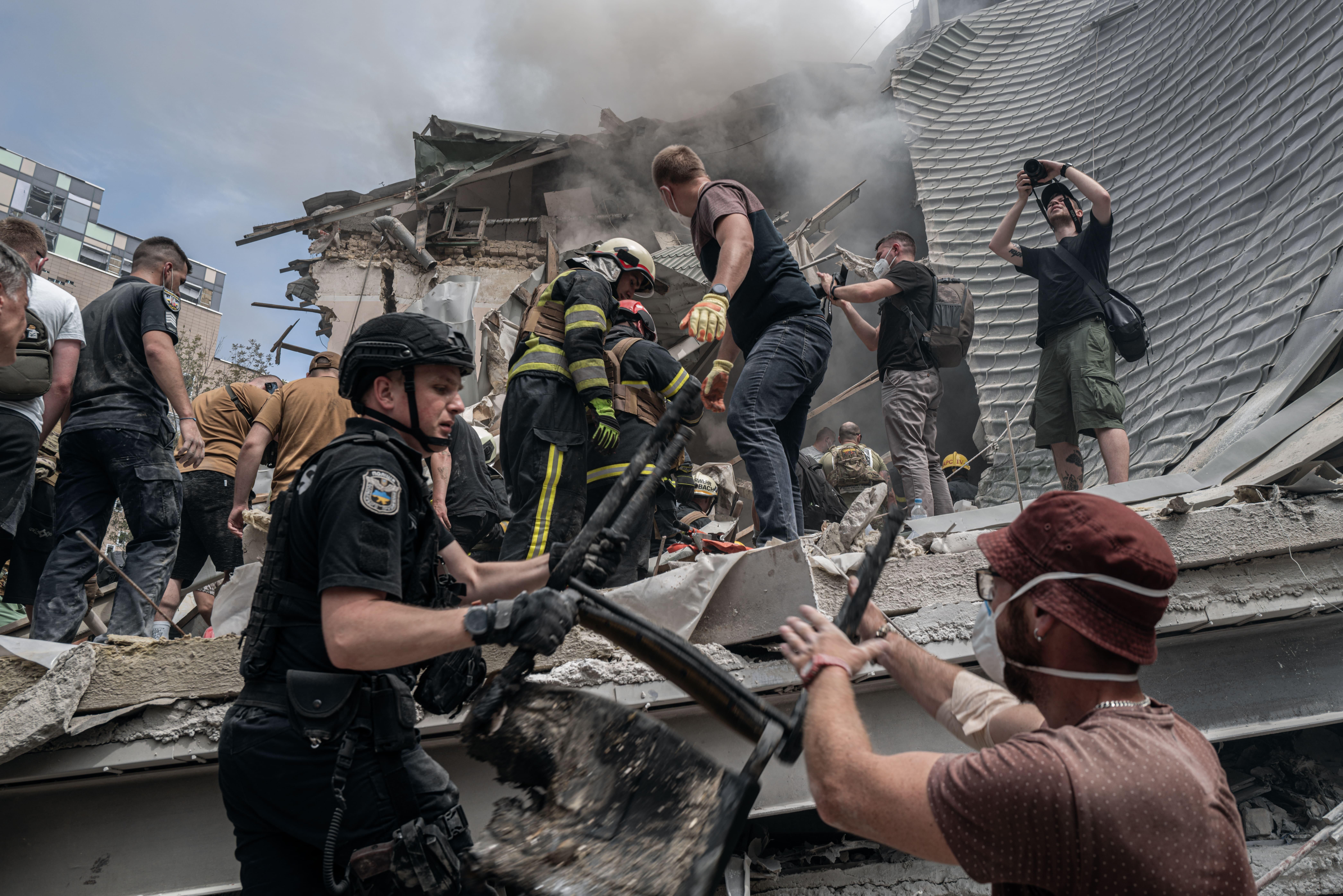 Український бізнес активно допомагає зруйнованому внаслідок російської атаки "Охматдиту"
