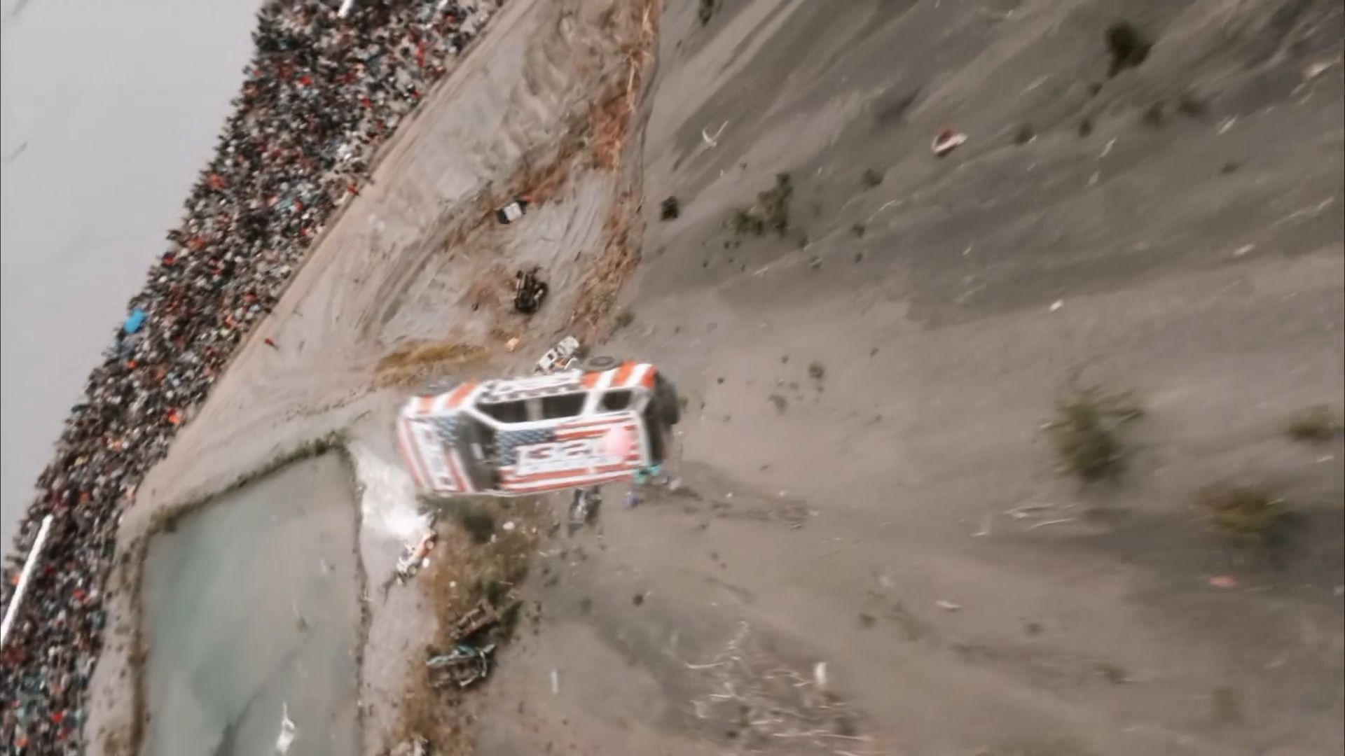 Автомобільний фестиваль на Алясці скидає машини з високої скелі Автомобільний фестиваль на Алясці скидає машини з високої скелі