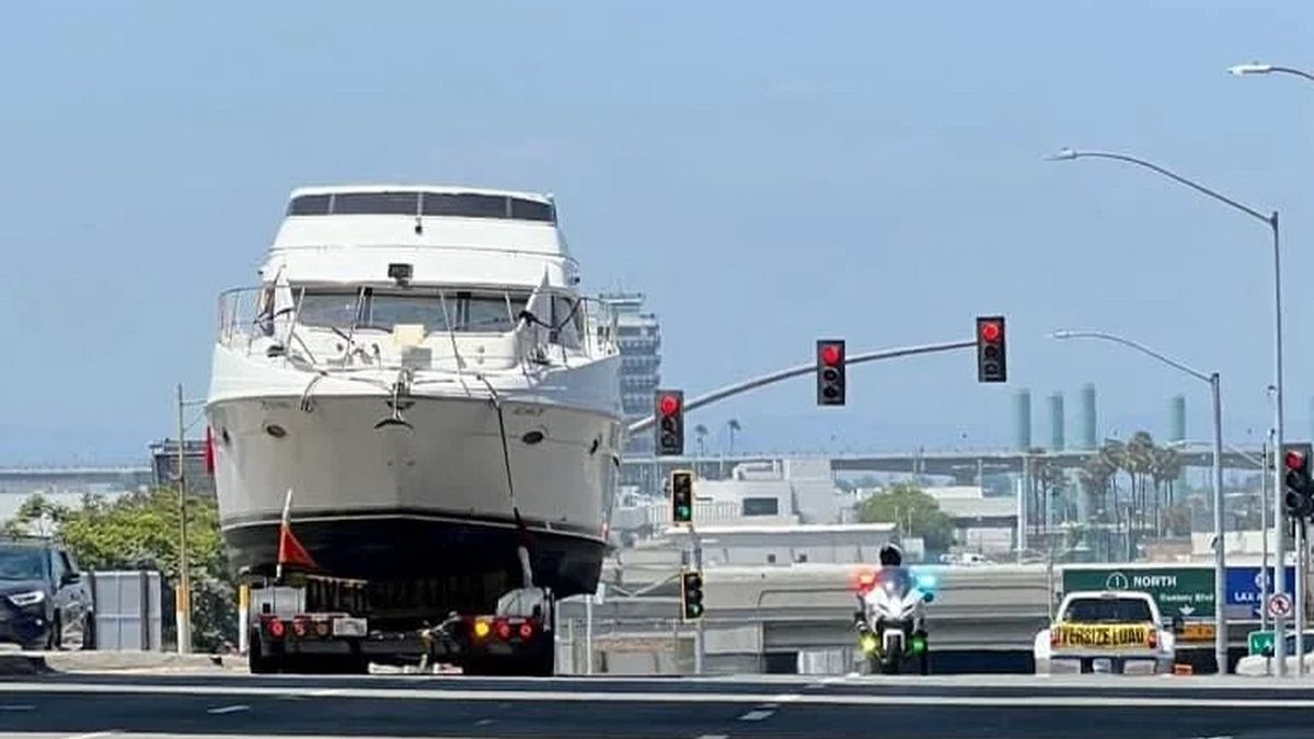 Водитель грузовика застрял в подземном тоннеле с яхтой на борту Водитель грузовика застрял в подземном тоннеле с яхтой на борту
