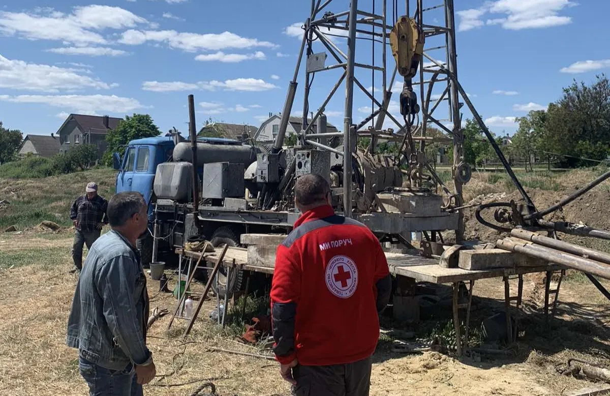 Строительство новой артезианской скважины в селе Чернобаевка Строительство новой артезианской скважины в селе Чернобаевка