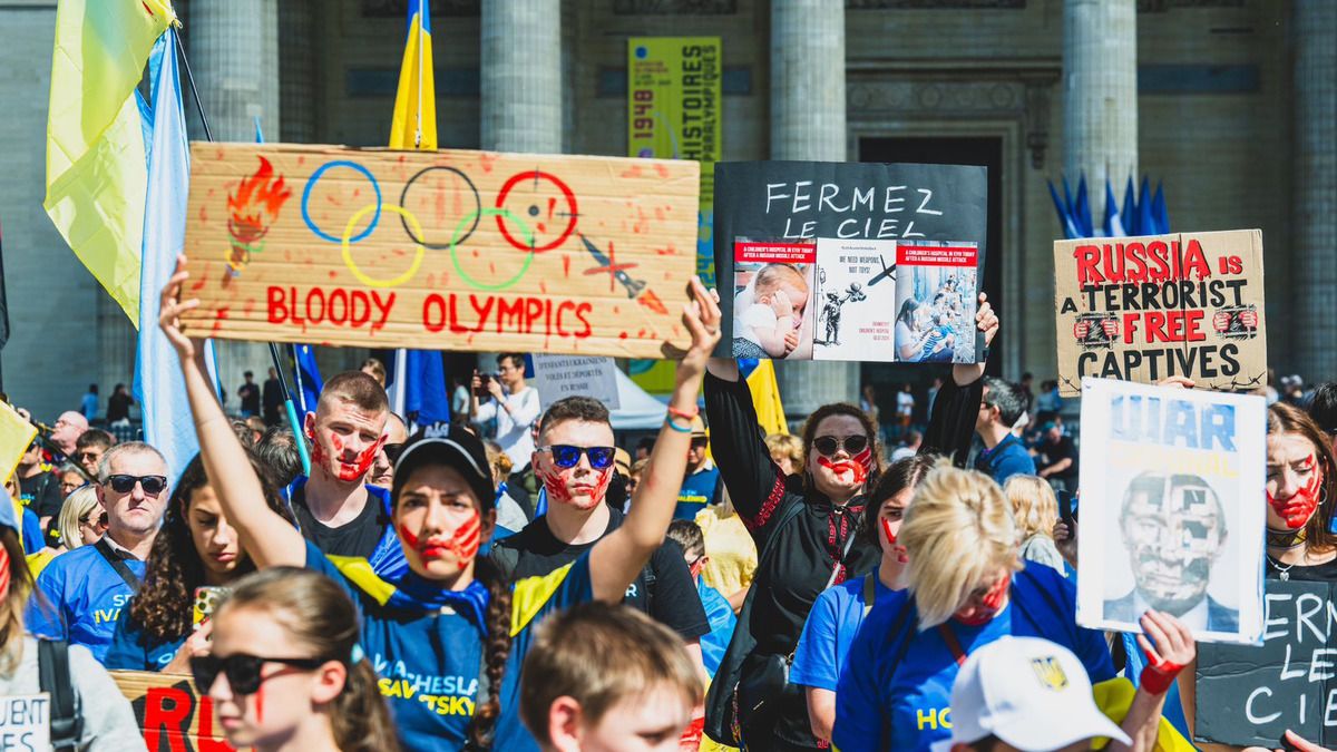Олимпиада-2024 - в Париже состоялся марш памяти убитых украинских спортсменов