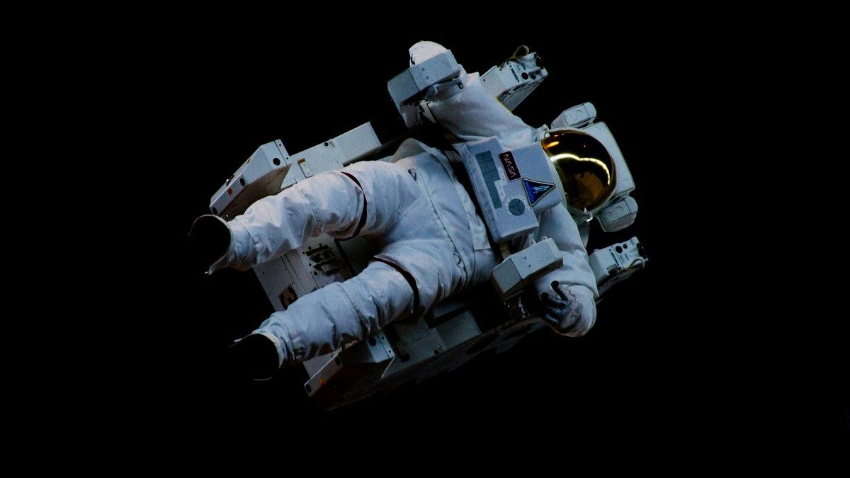 Інноваційна система скафандра переробляє сечу на питну воду, очищуючи її Інноваційна система скафандра переробляє сечу на питну воду, очищуючи її