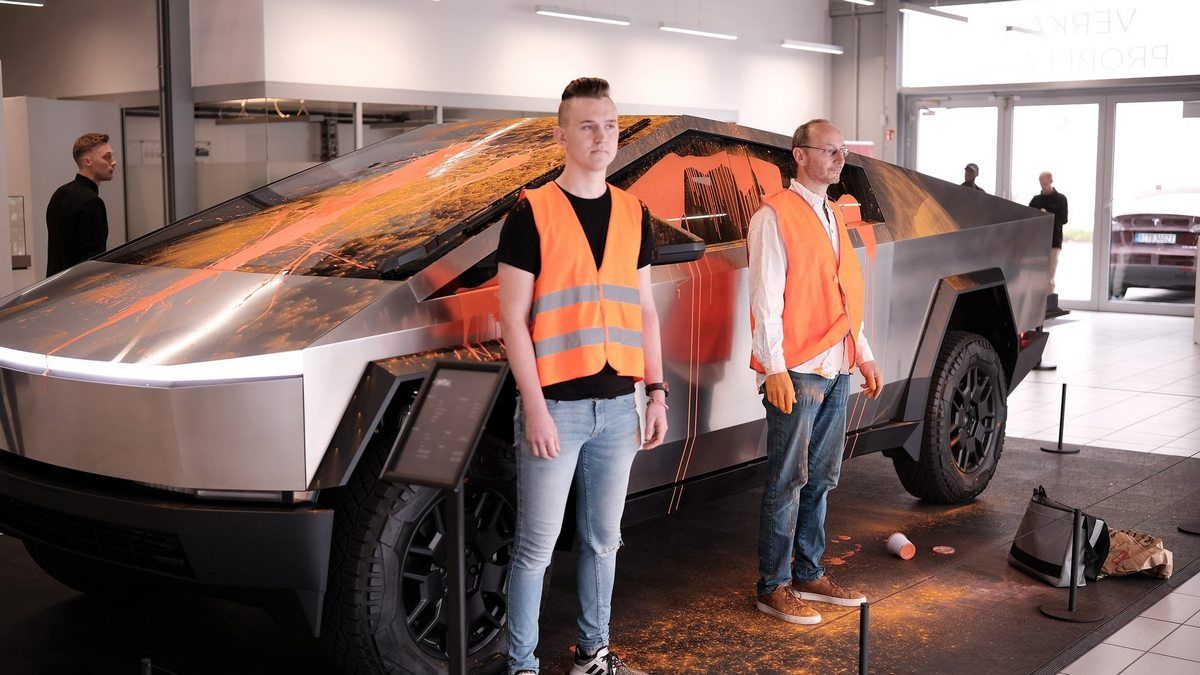 Cybertruck зазнав вандалізму з боку кліматичних активістів у Німеччині Cybertruck зазнав вандалізму з боку кліматичних активістів у Німеччині