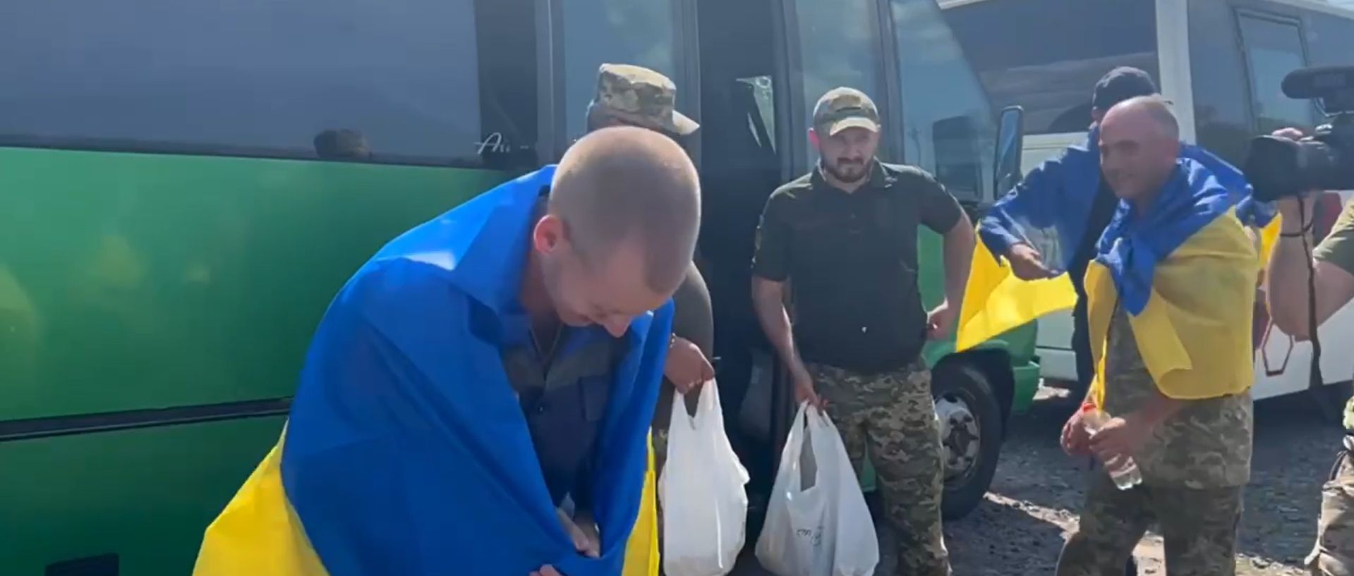 Перші емоції поверненого захисника додому Перші емоції поверненого захисника додому