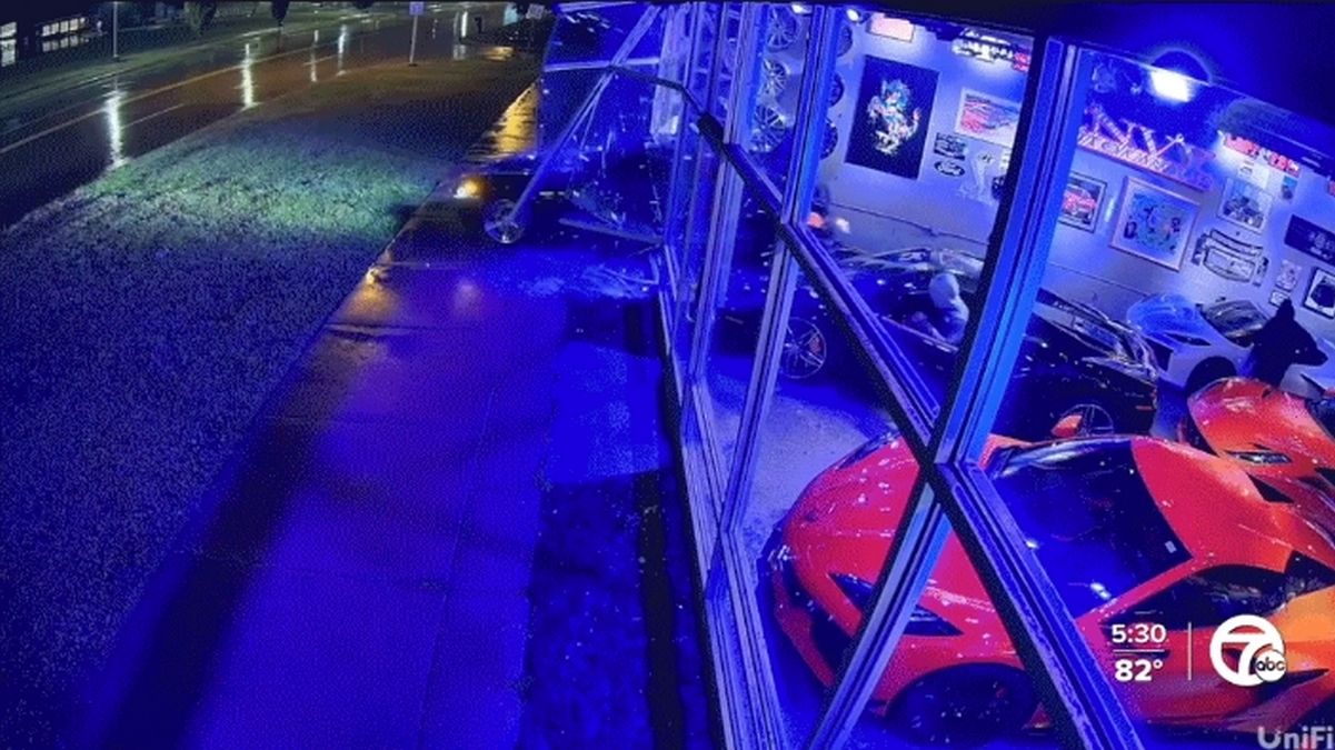 BMW M6 угнан 14-летним подростком из банды, которая грабит автосалоны BMW M6 угнан 14-летним подростком из банды, которая грабит автосалоны