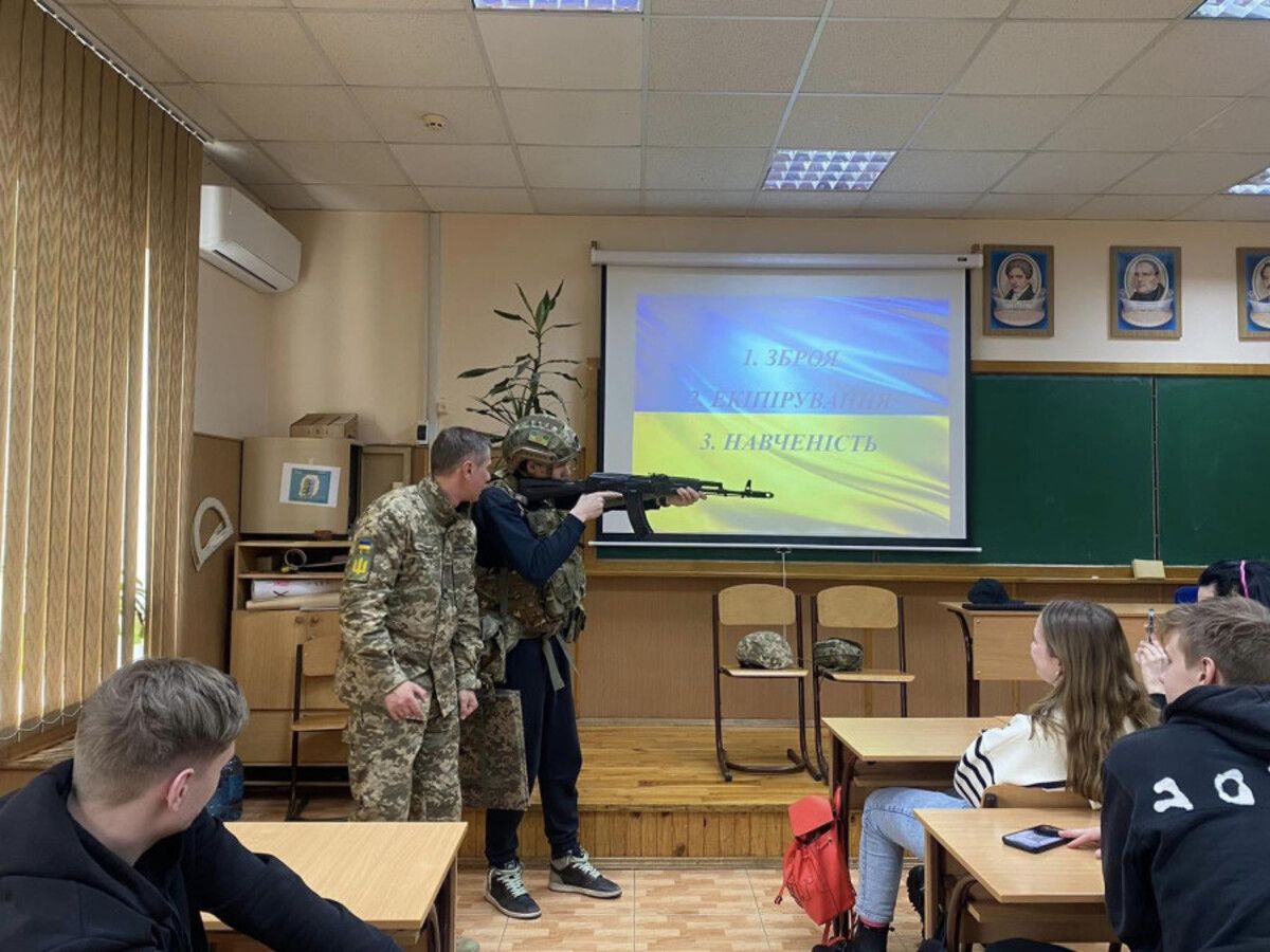 Предмет Захист України - програма - що вивчатимуть старшокласники на уроках 