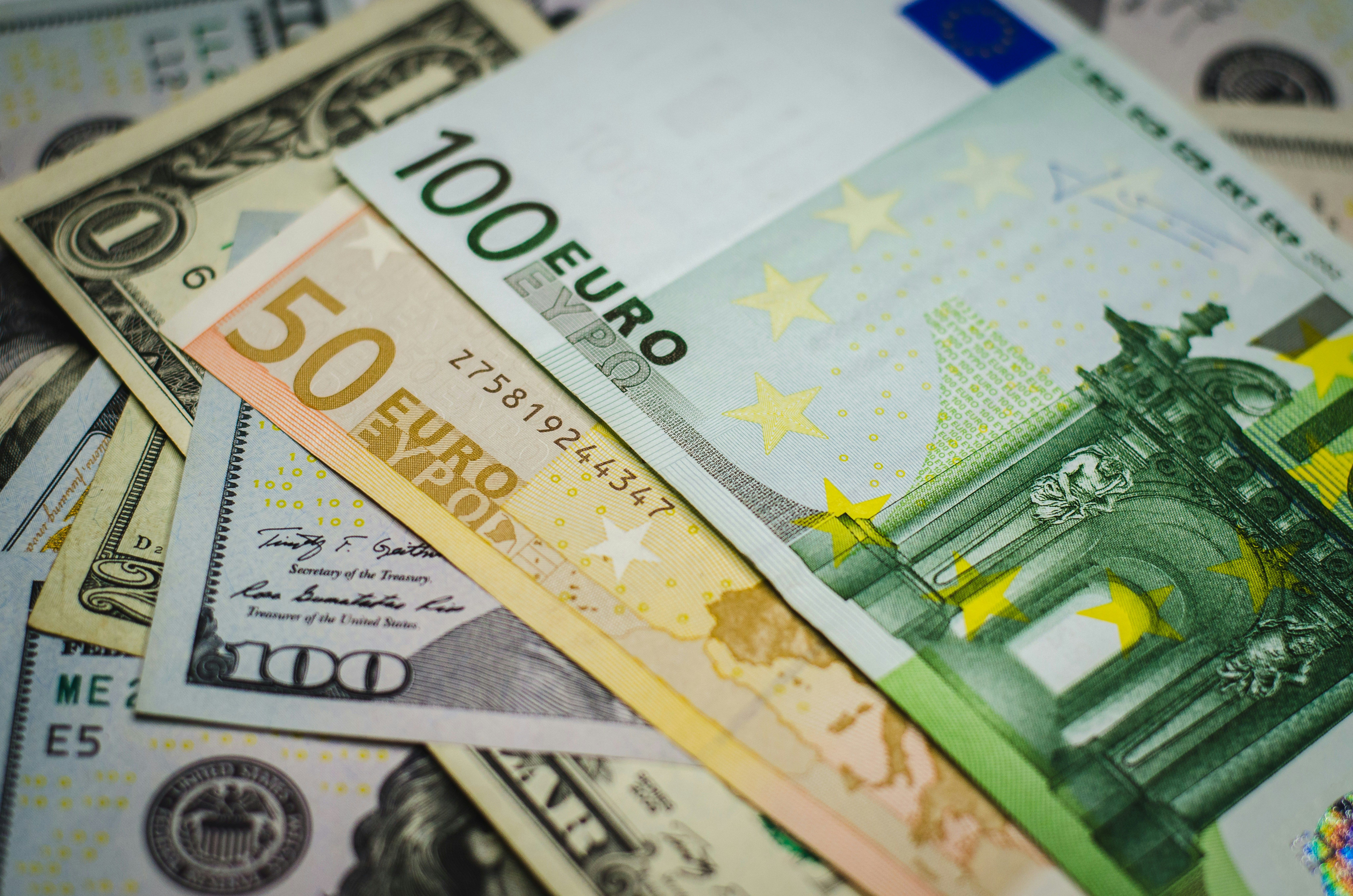 Доллар или евро - какую валюту выгоднее всего покупать