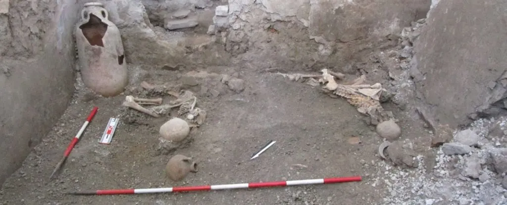 Скелеты двух мужчин, которые погибли не от вулканических явлений, а от падения каменной кладки