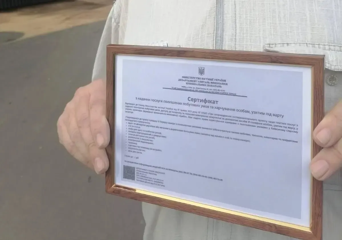 Активисты принесли сертификат Пикулику