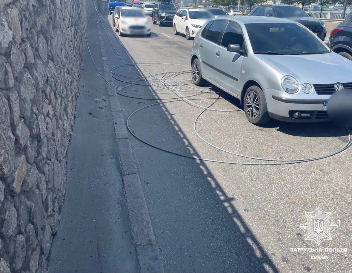 В Киеве оборвался трос аттракциона над Днепром В Киеве оборвался трос аттракциона над Днепром