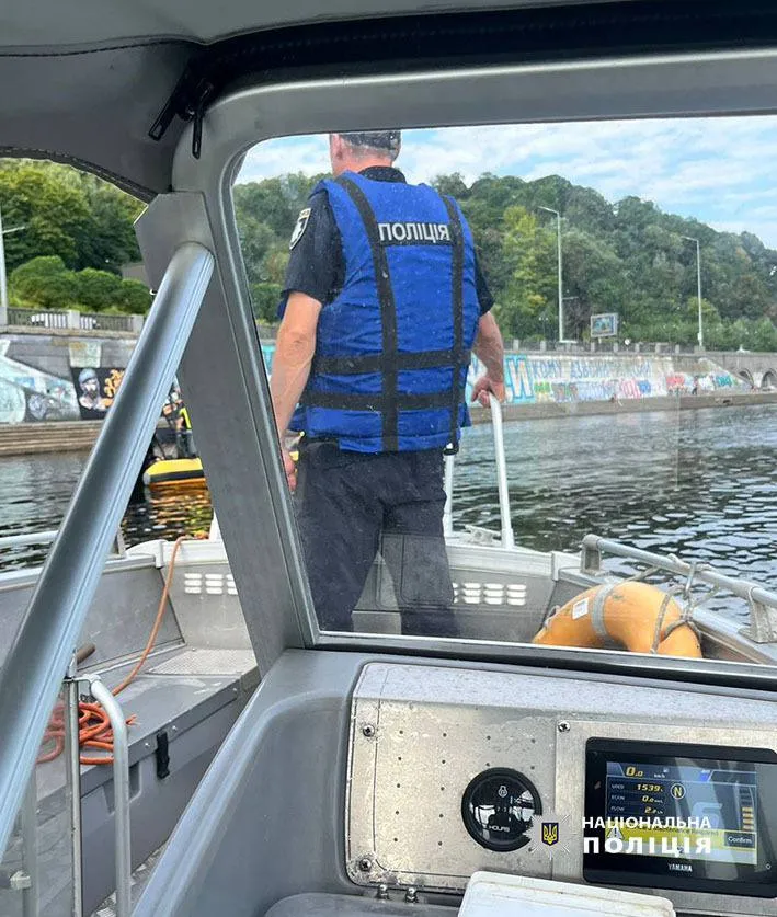 Полиция продолжает искать тело парня после обрыва аттракциона Полиция продолжает искать тело парня после обрыва аттракциона