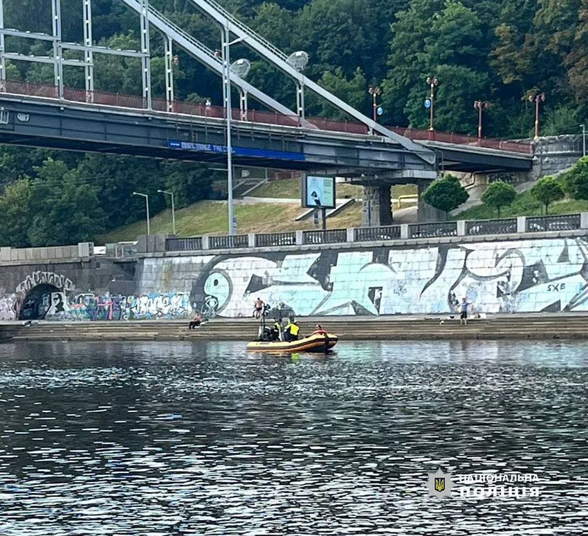Спасатели работают на Днепре после обрыва аттракциона Спасатели работают на Днепре после обрыва аттракциона
