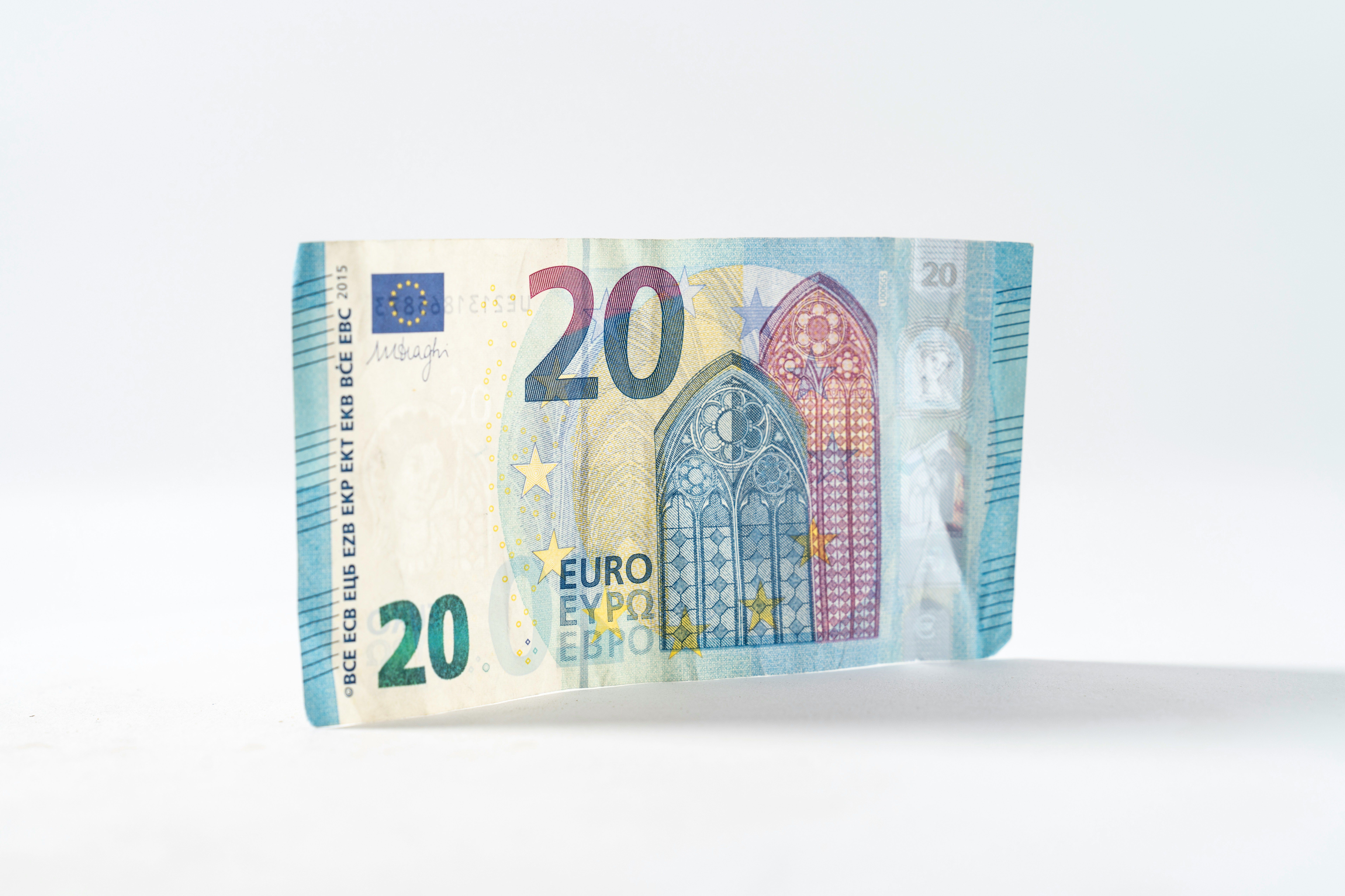 Курс евро 2024 - что будет с валютой к концу лета, подорожает ли она