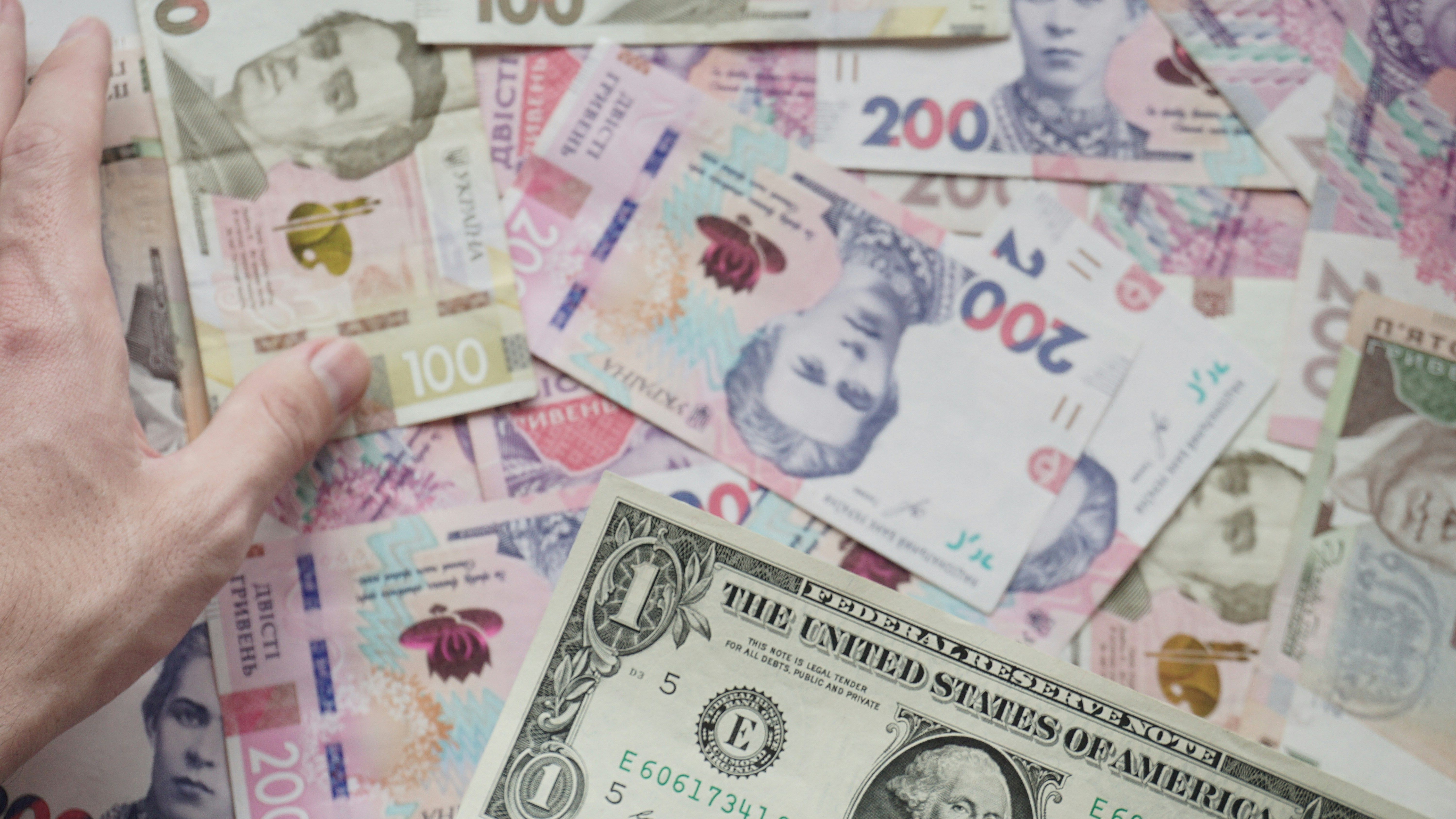 Доллар дешевеет - евро опустилось ниже 45 гривен - какие курсы установил НБУ 23 июля