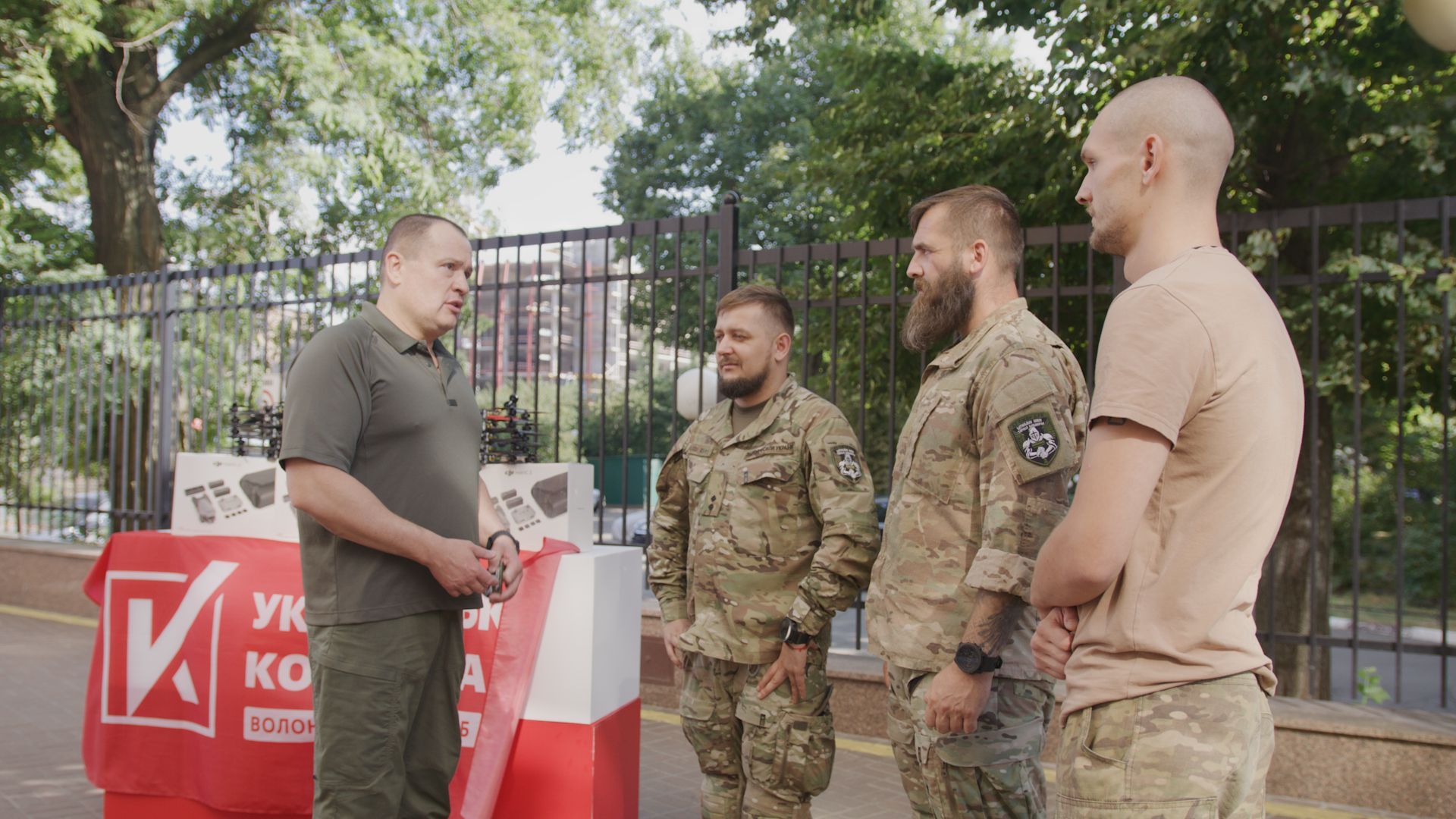 Артур Палатний і бійці ДУК Правий сектор Артур Палатний і бійці ДУК Правий сектор