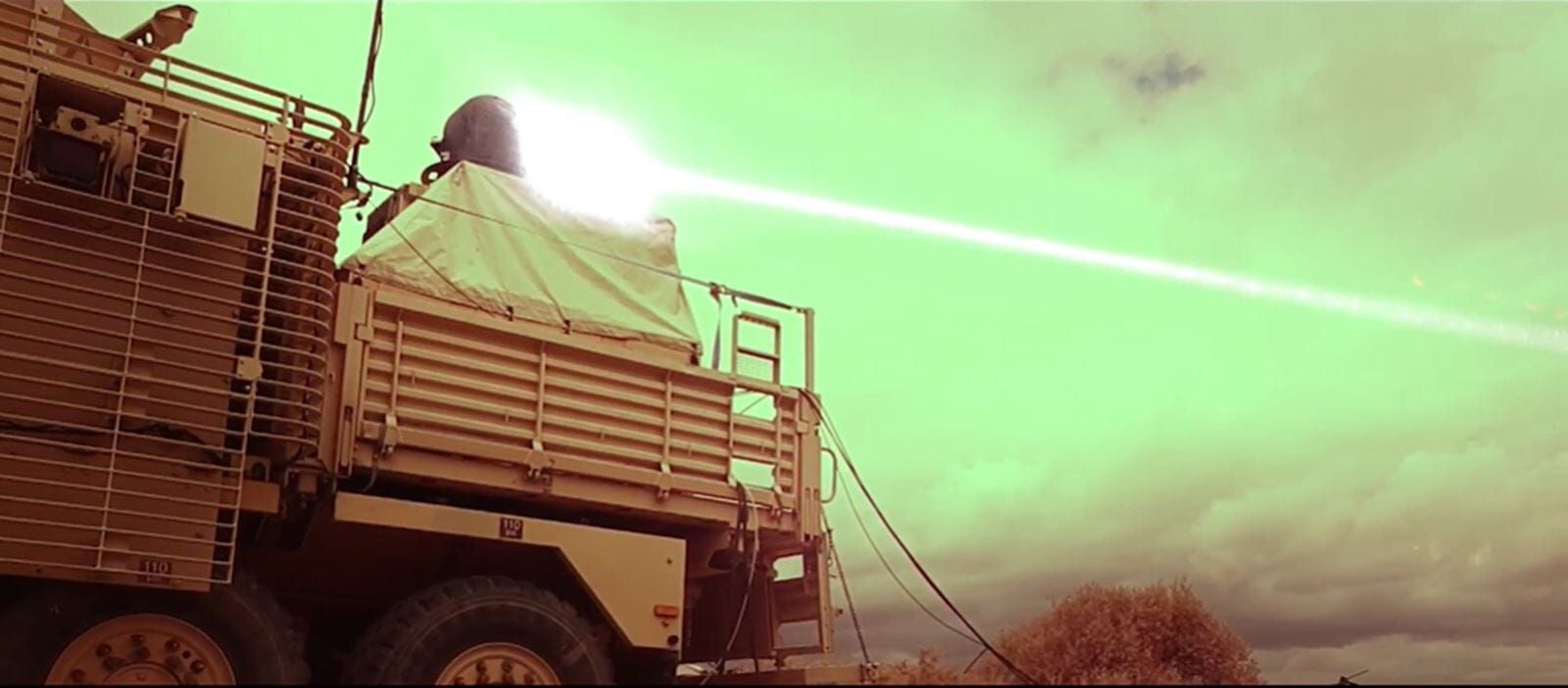 Британія випробувала проти БпЛА лазерну зброю, встановлену на бронемашину